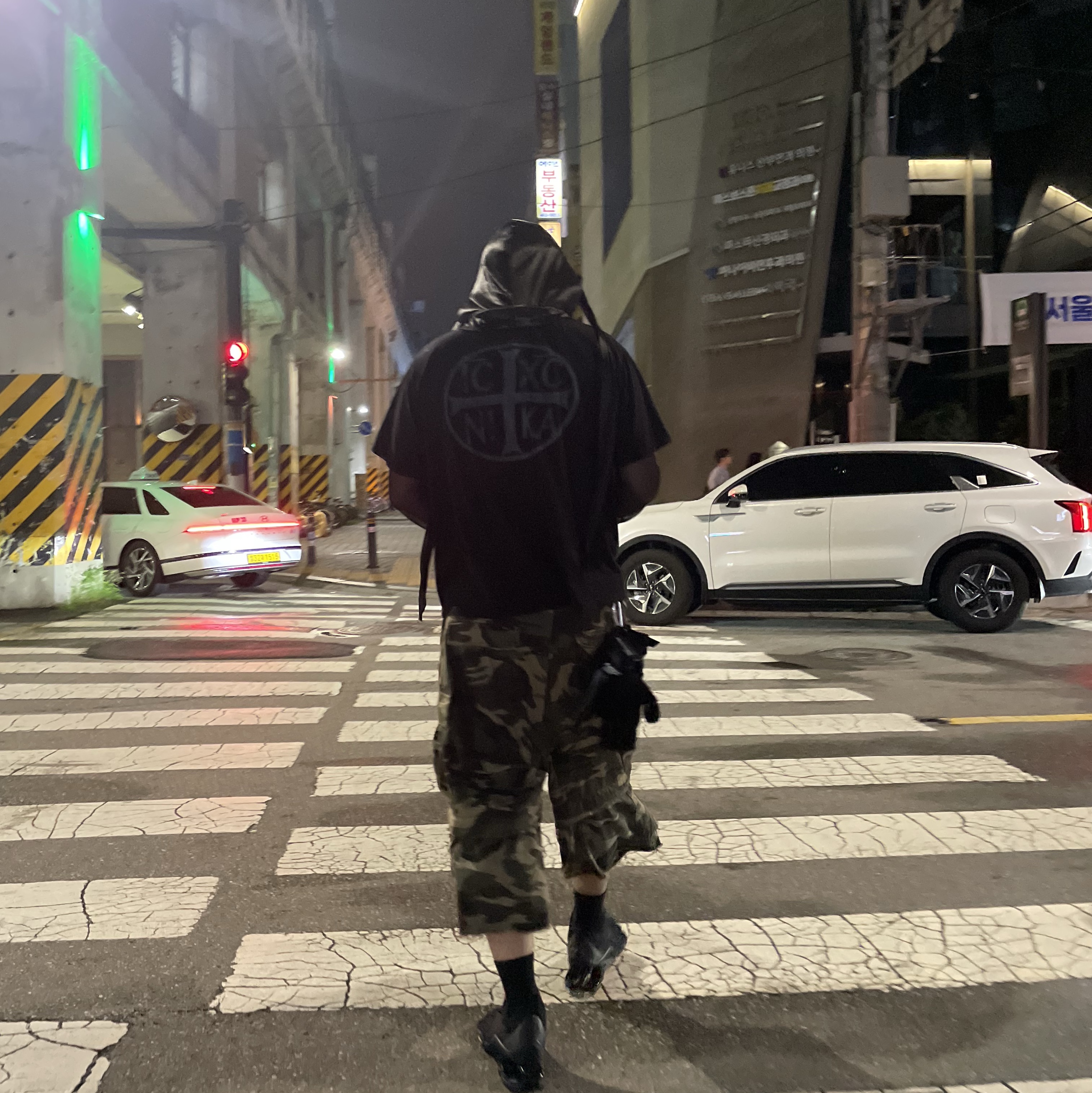 Project G/R 3-Quarter Convertible Cargo Shorts Came, Project G/R Durag T-Shirt Black 착용 스타일 - 5