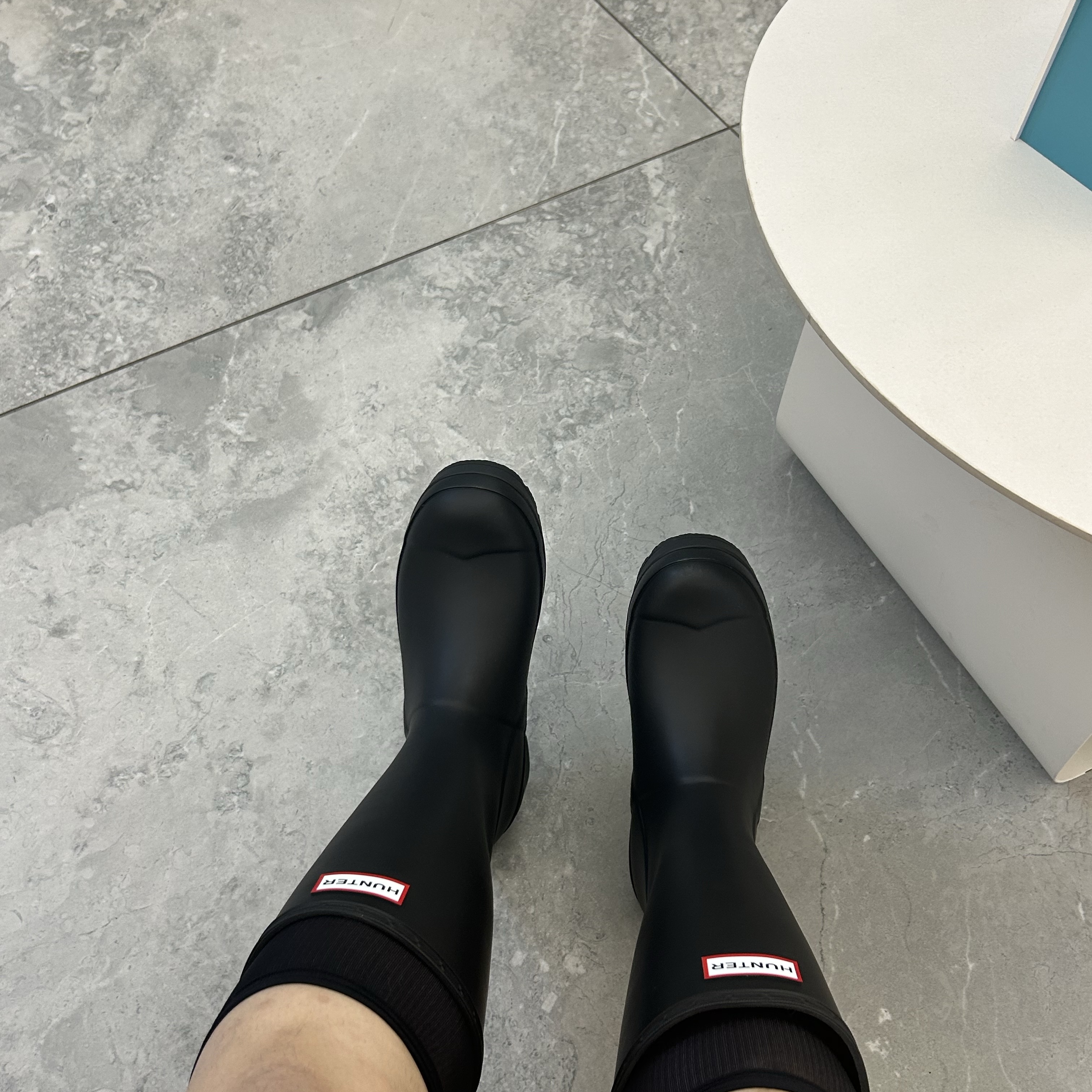 (W) Hunter Play Tall Wellington Rain Boots Black 착용 스타일 - 2