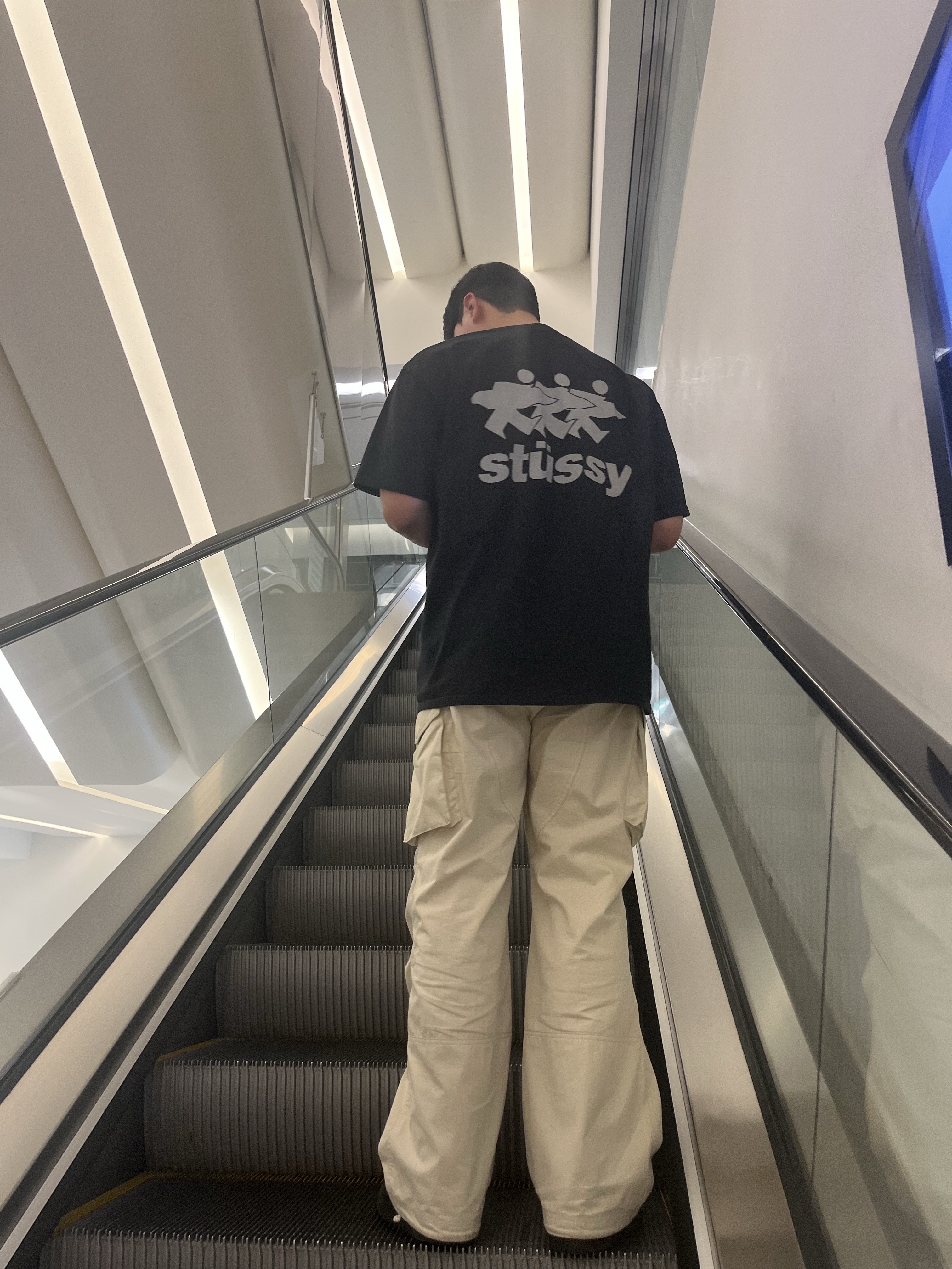 Stussy Surfwalk Pigment Dyed T-Shirt Black 착용 스타일