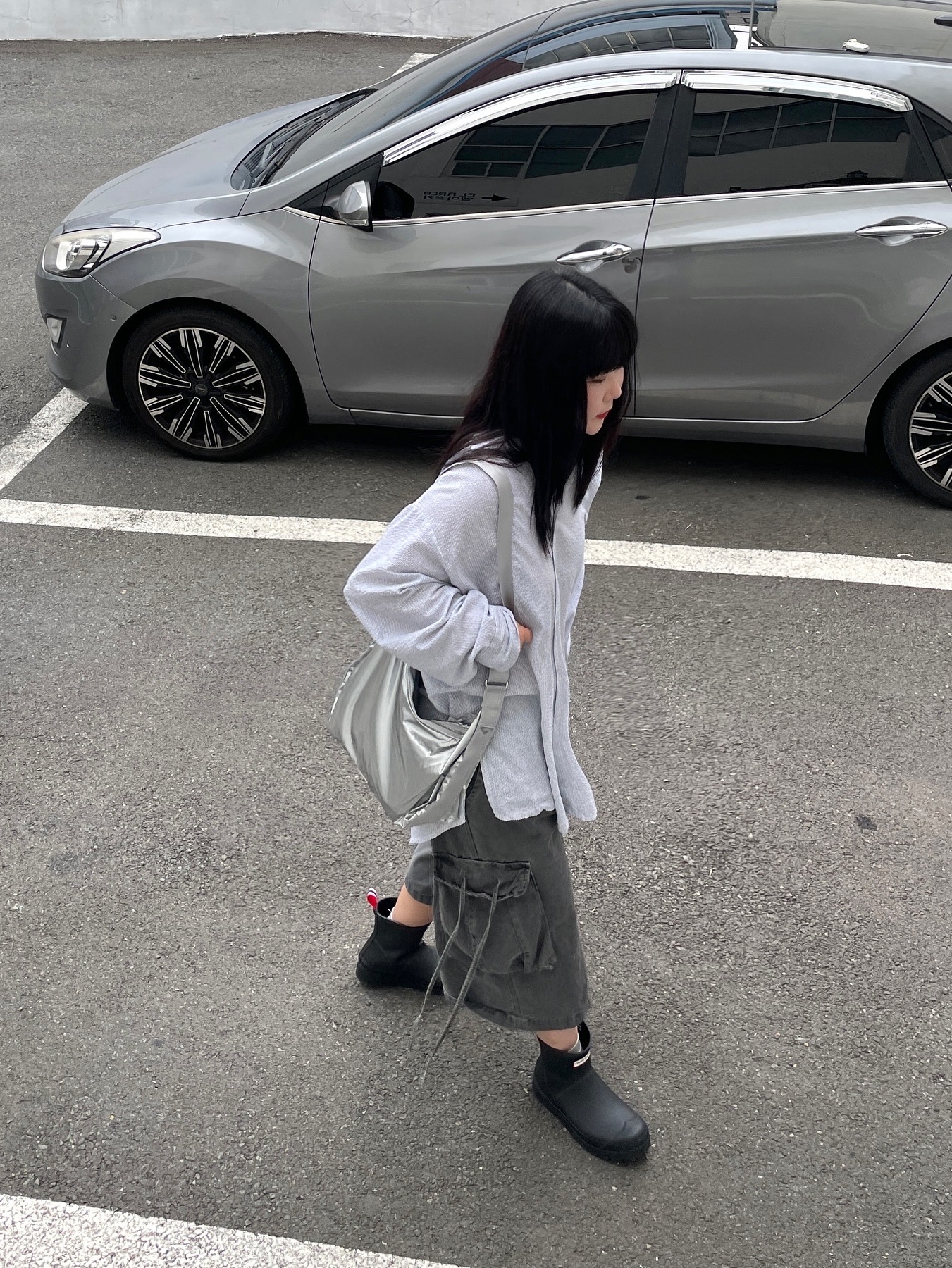 (W) Hunter Play Short Rain Boots Black, Fennec Medium Hobo Silver 착용 스타일 - 5