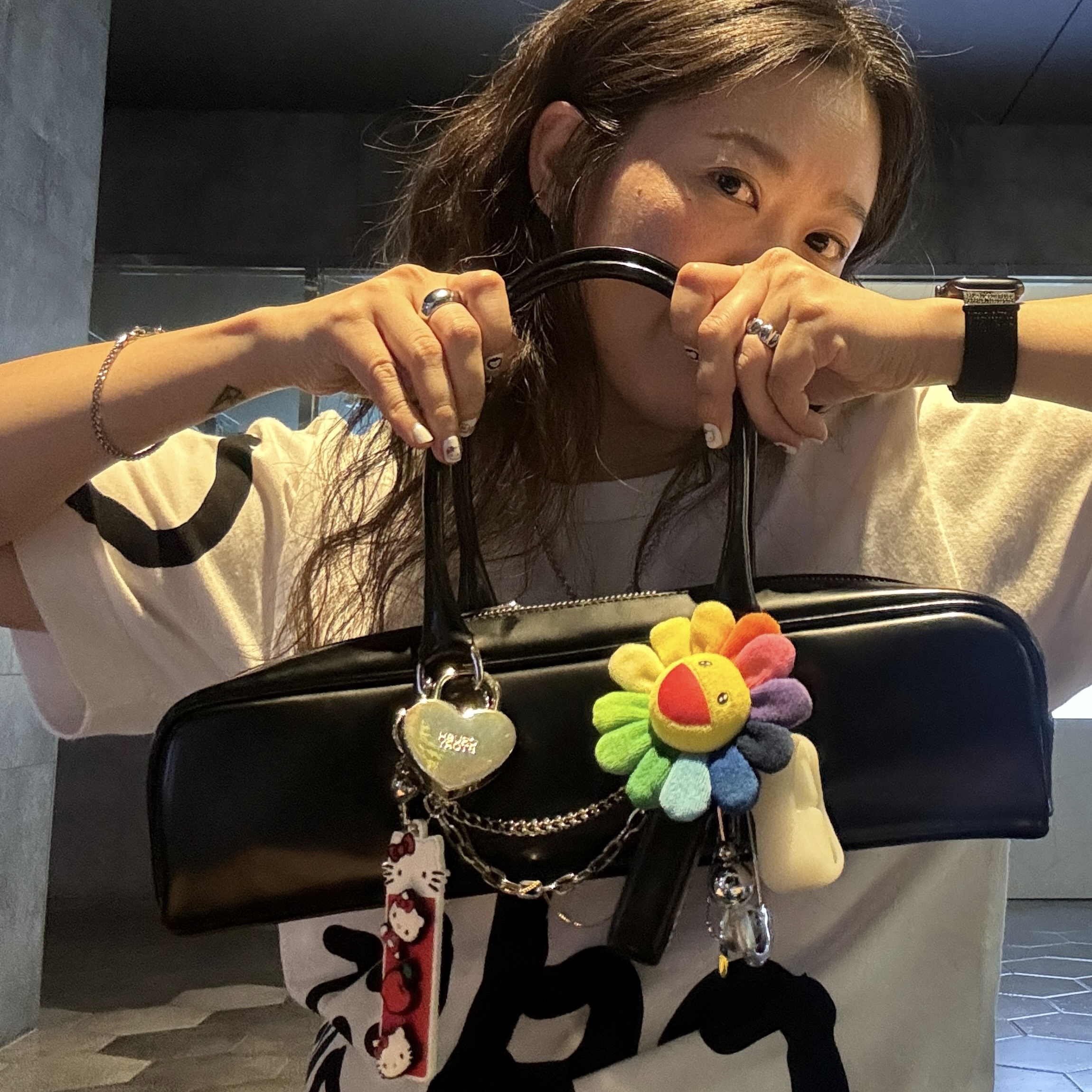 Comme des Garcons Smooth Leather Tote Bag Black, Supreme Floating Keychain Black - 23FW 착용 스타일 - 2