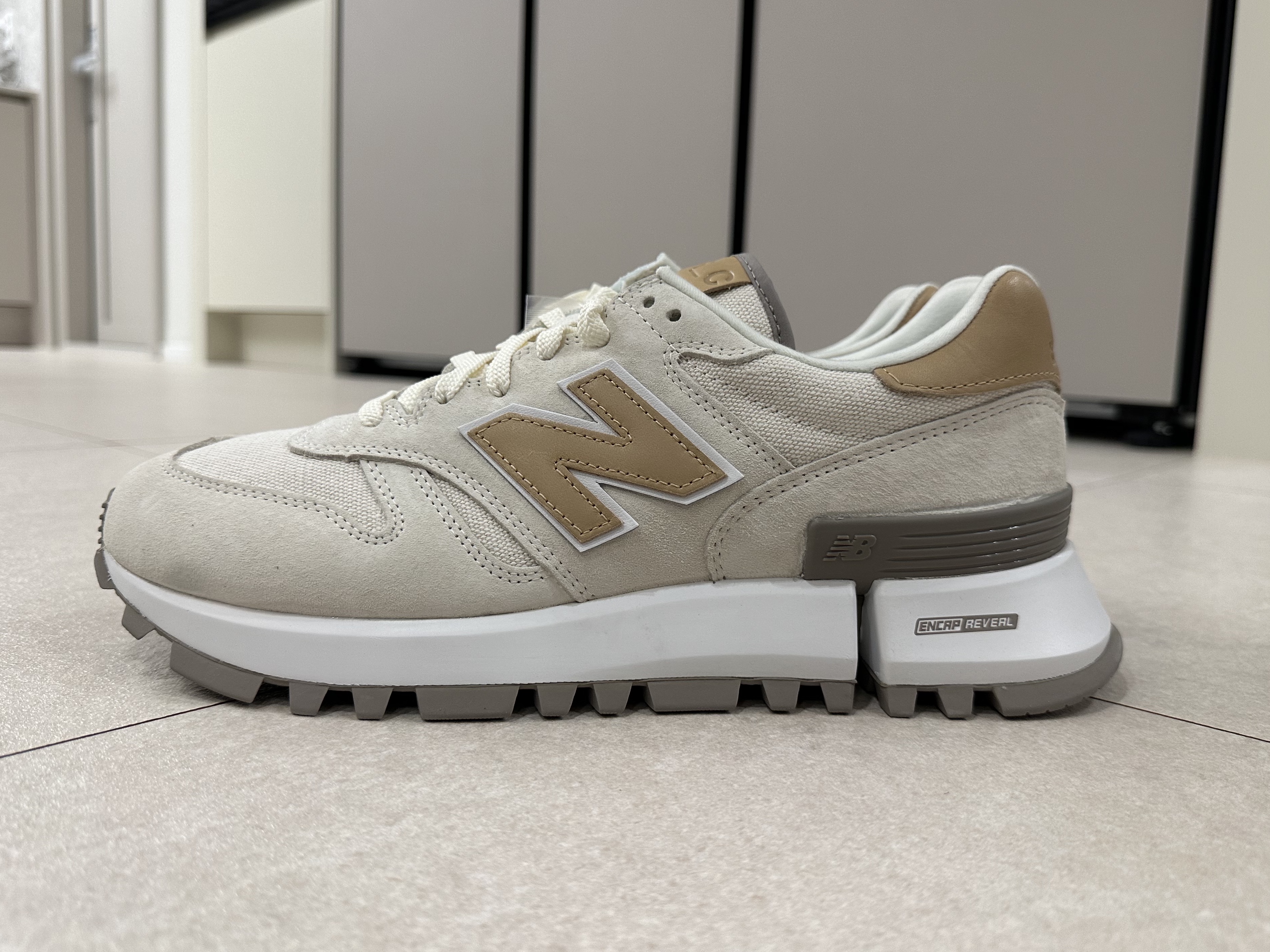 New Balance x Kith 1300 Malibu Angora Sea Salt 착용 스타일 - 2