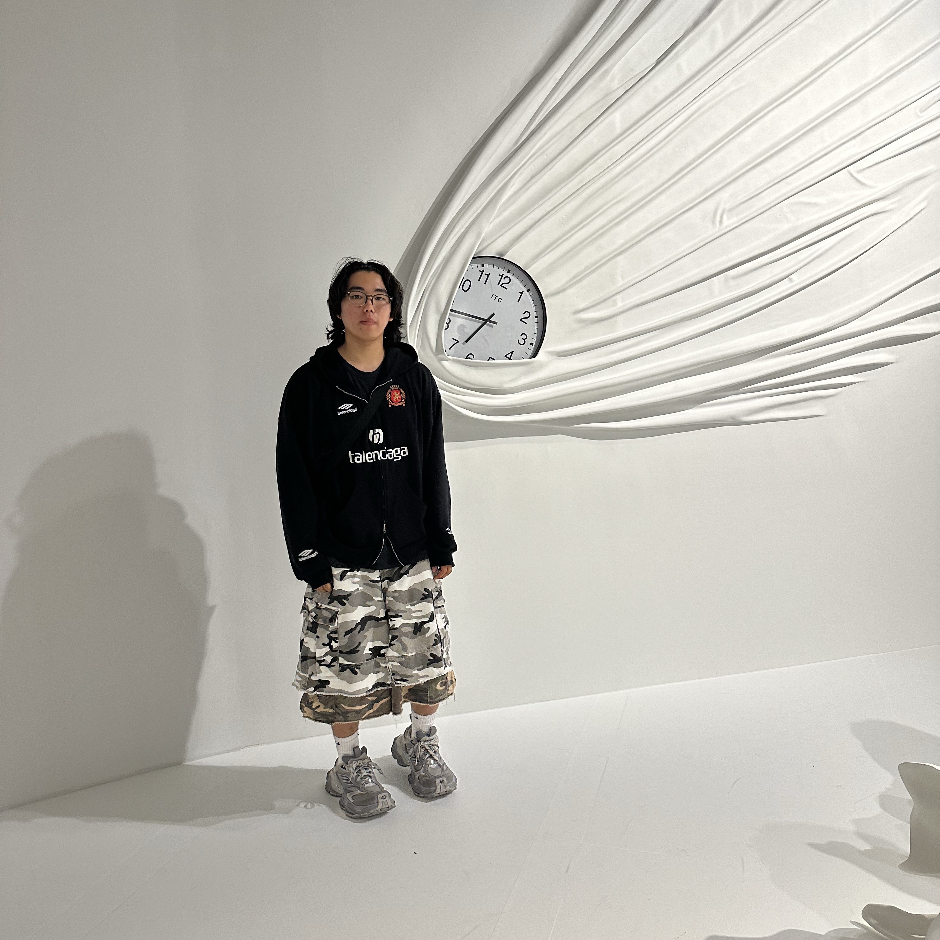 Balenciaga Soccer Series Seoul Soccer Zip-Up Medium Fit Hoodie Black, Project G/R x MFM333. Layered Skirt Camo Cargo Shorts Multi Camo 착용 스타일 - 4