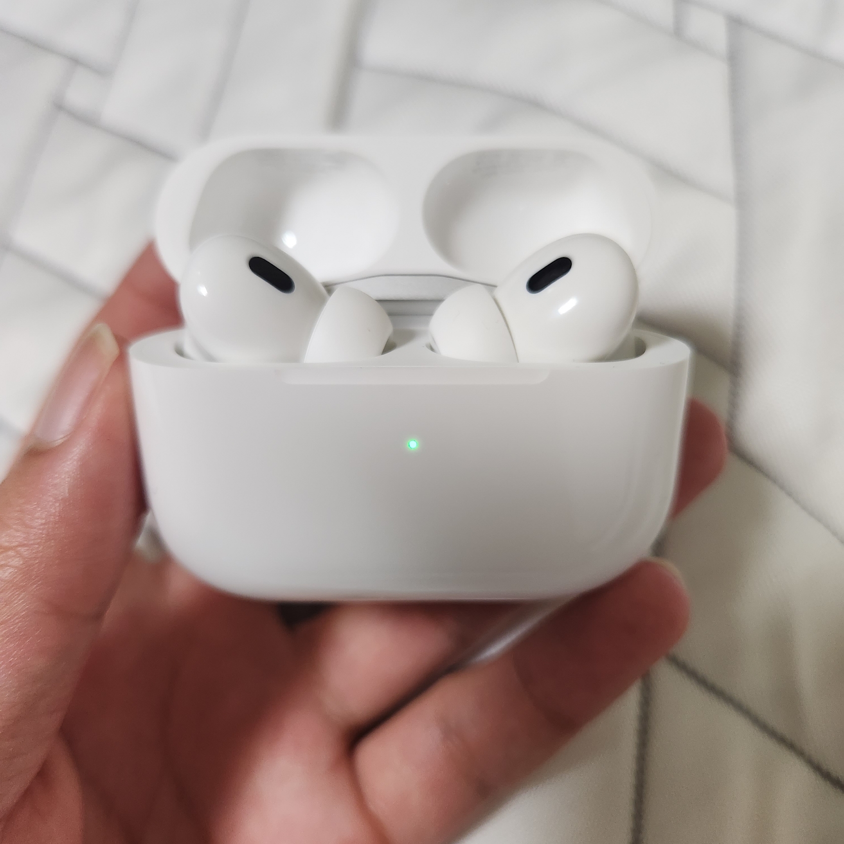 Apple Airpods Pro 2nd Gen with MagSafe Charging Case USB C (Korean Ver.) 착용 스타일