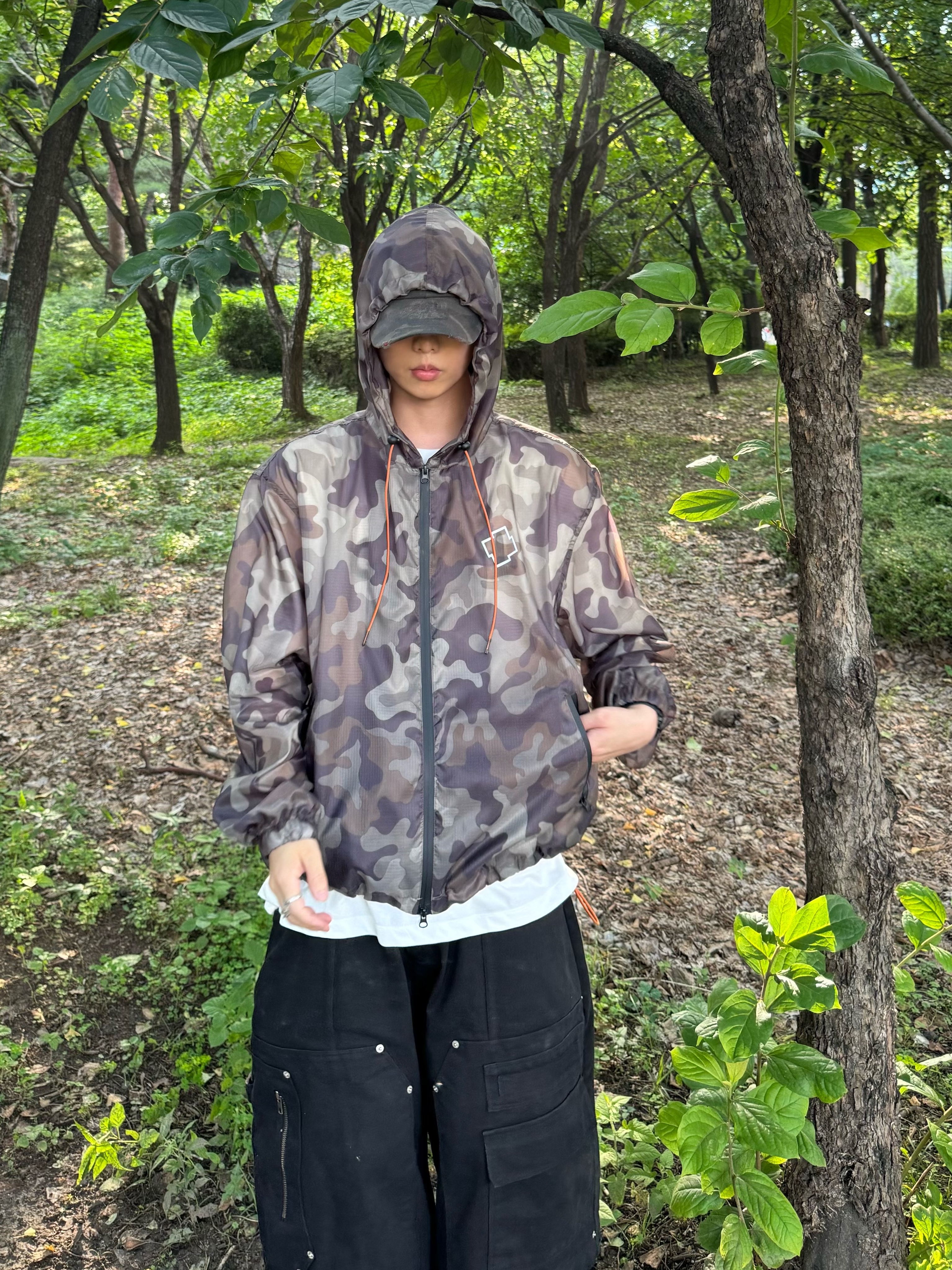 Nos Couleurs x Koin Rivet Carpenter Shorts Black, Balenciaga Defender Sneakers Black 착용 스타일 - 3