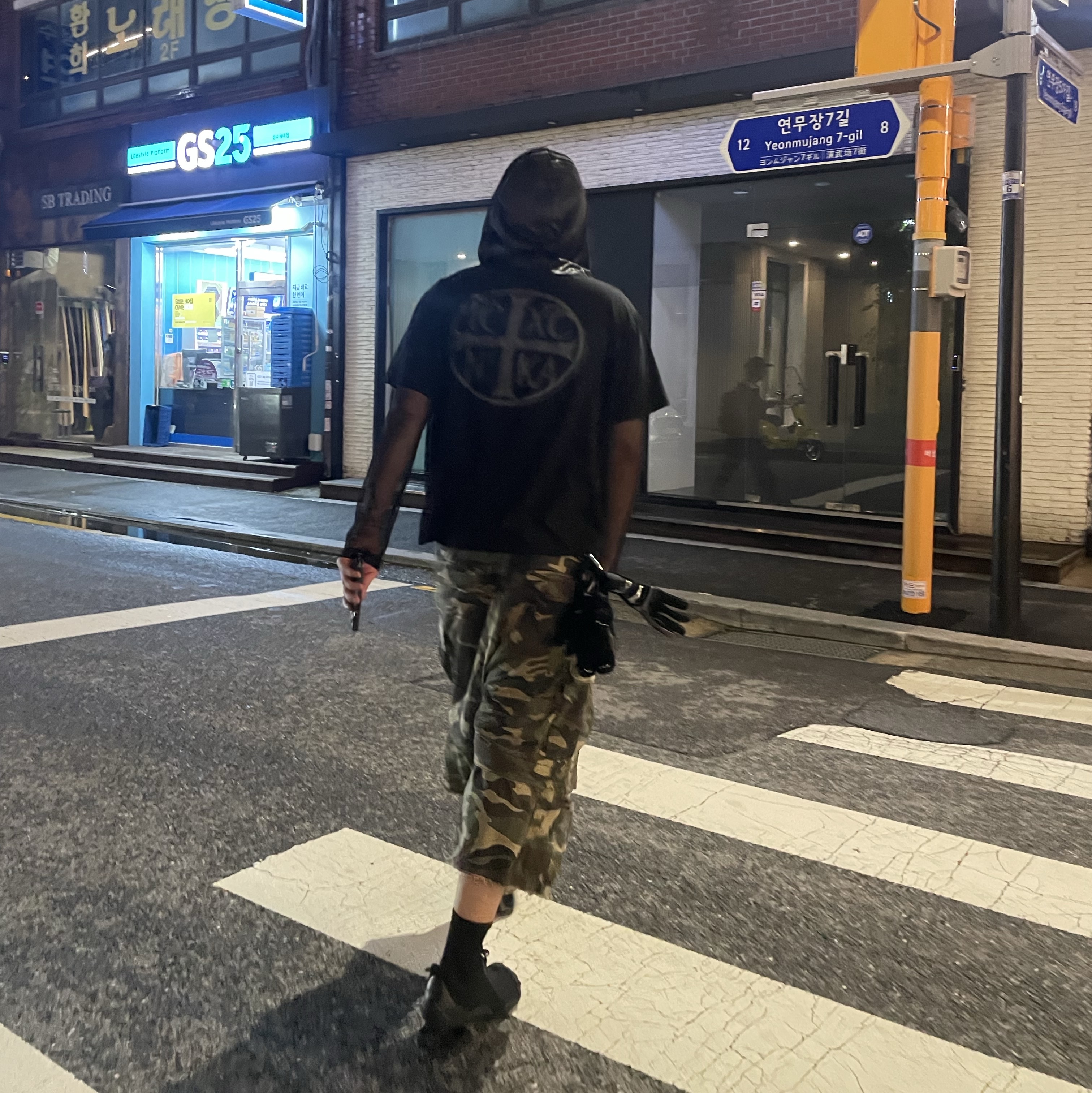 Project G/R 3-Quarter Convertible Cargo Shorts Came, Project G/R Durag T-Shirt Black 착용 스타일 - 8