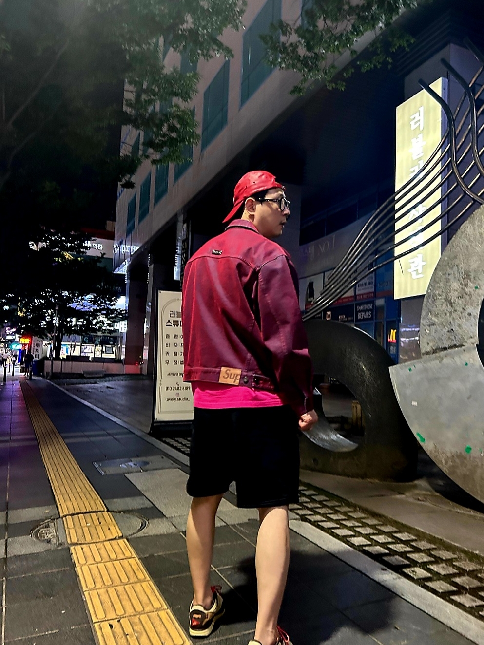 Supreme Flocked Denim Trucker Jacket Red - 23SS, Nike x Travis Scott Air Max 1 Cact.us Brown 착용 스타일 - 3