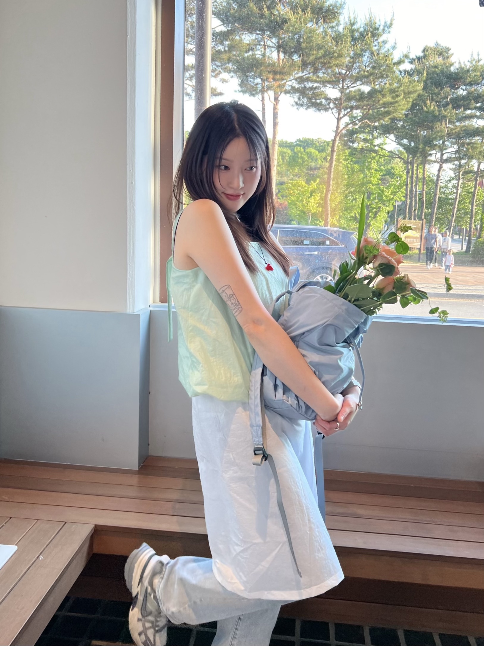 ACOC Blooming Mini Backpack Ice Blue 착용 스타일 - 3