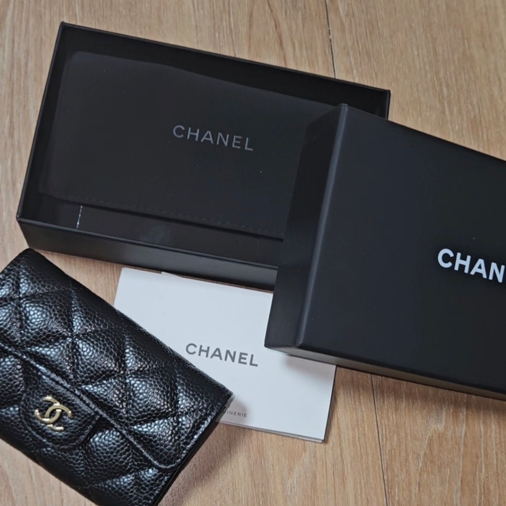 Chanel Classic Card Holder Grained Calfskin & Gold Black 착용 스타일 - 2