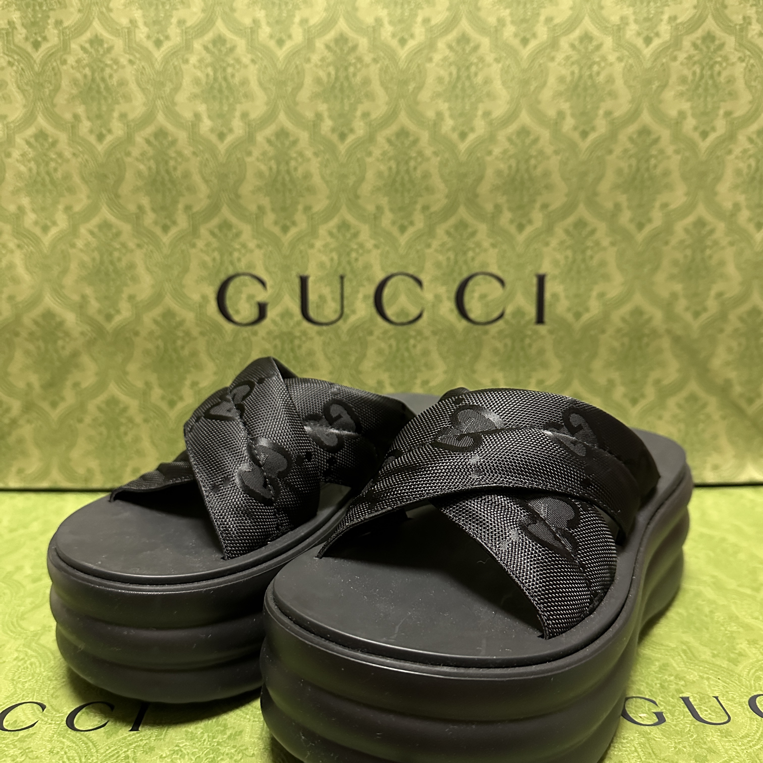 (W) Gucci GG Platform Slide Sandal Black Padded Nylon 착용 스타일