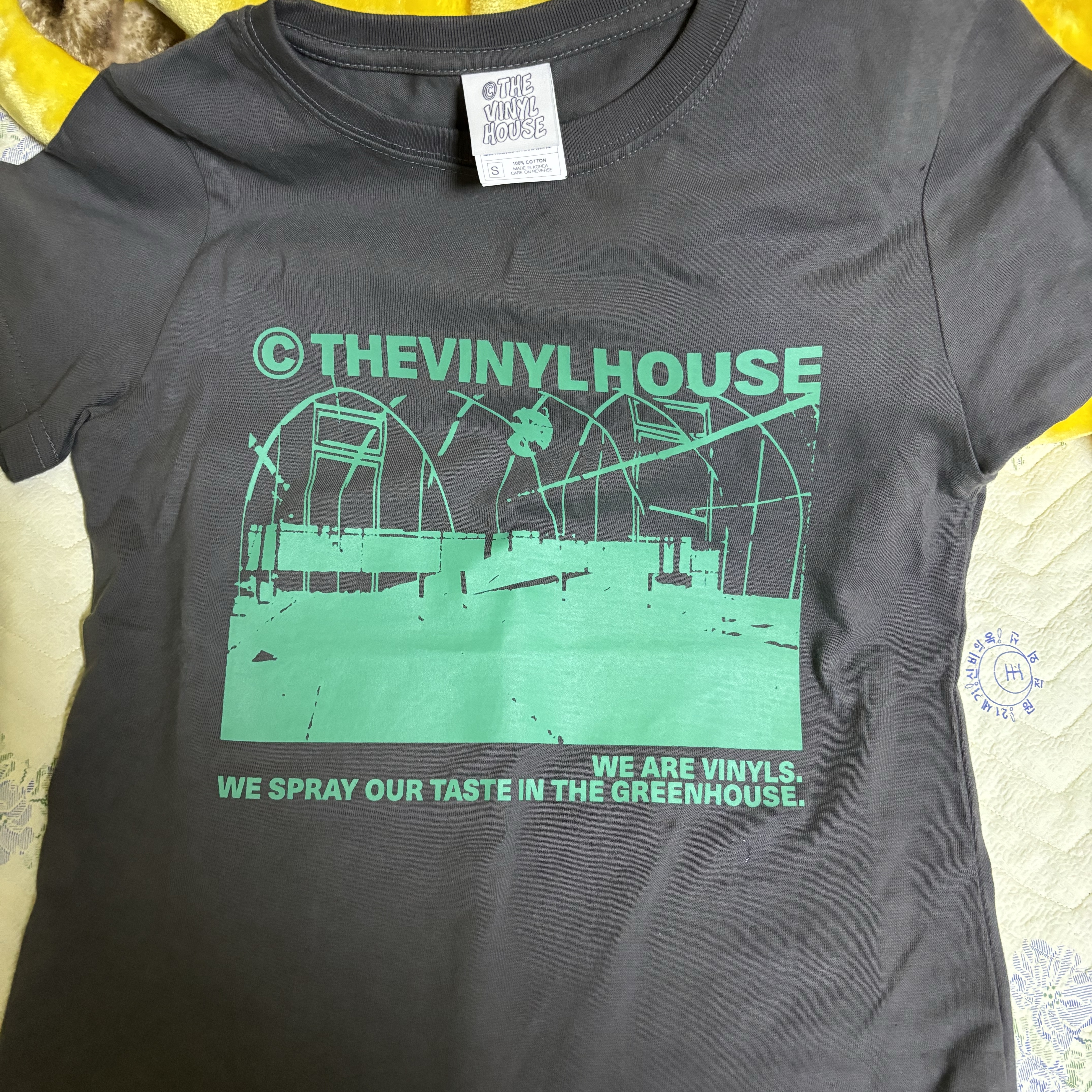 Thevinylhouse Greenhouse T-Shirt Charcoal 착용 스타일