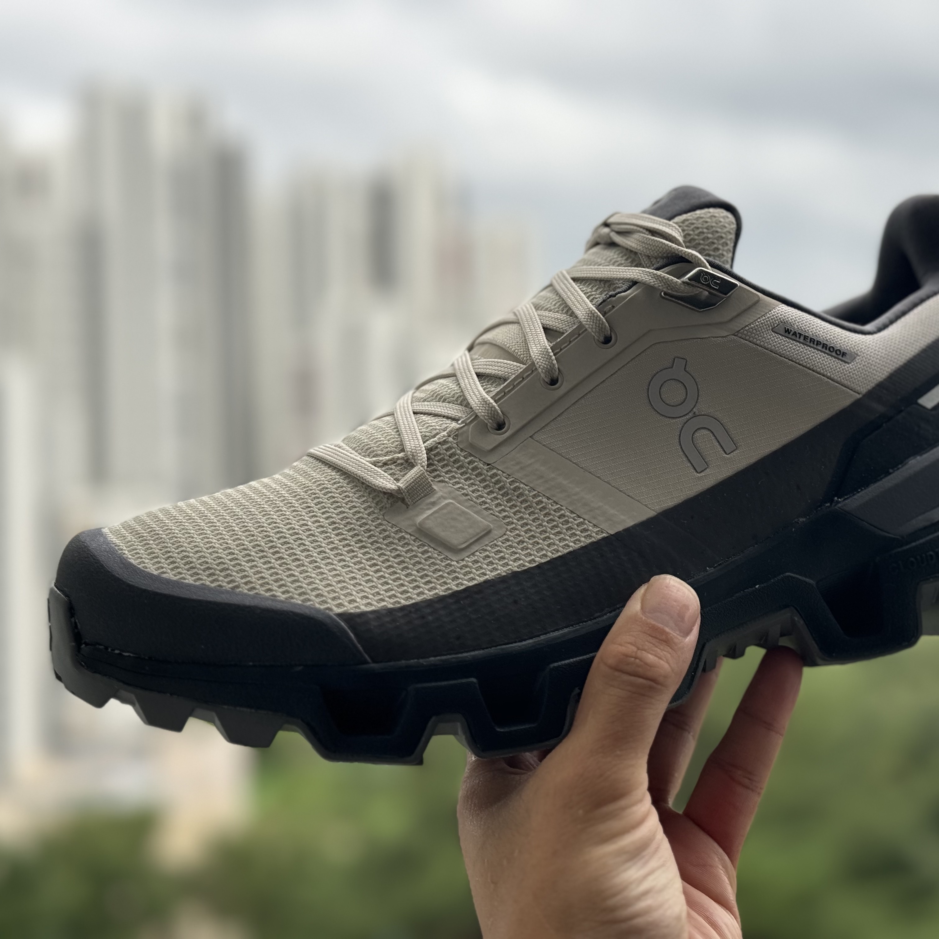 On Running Cloudwander Waterproof Sand Black 착용 스타일 - 1