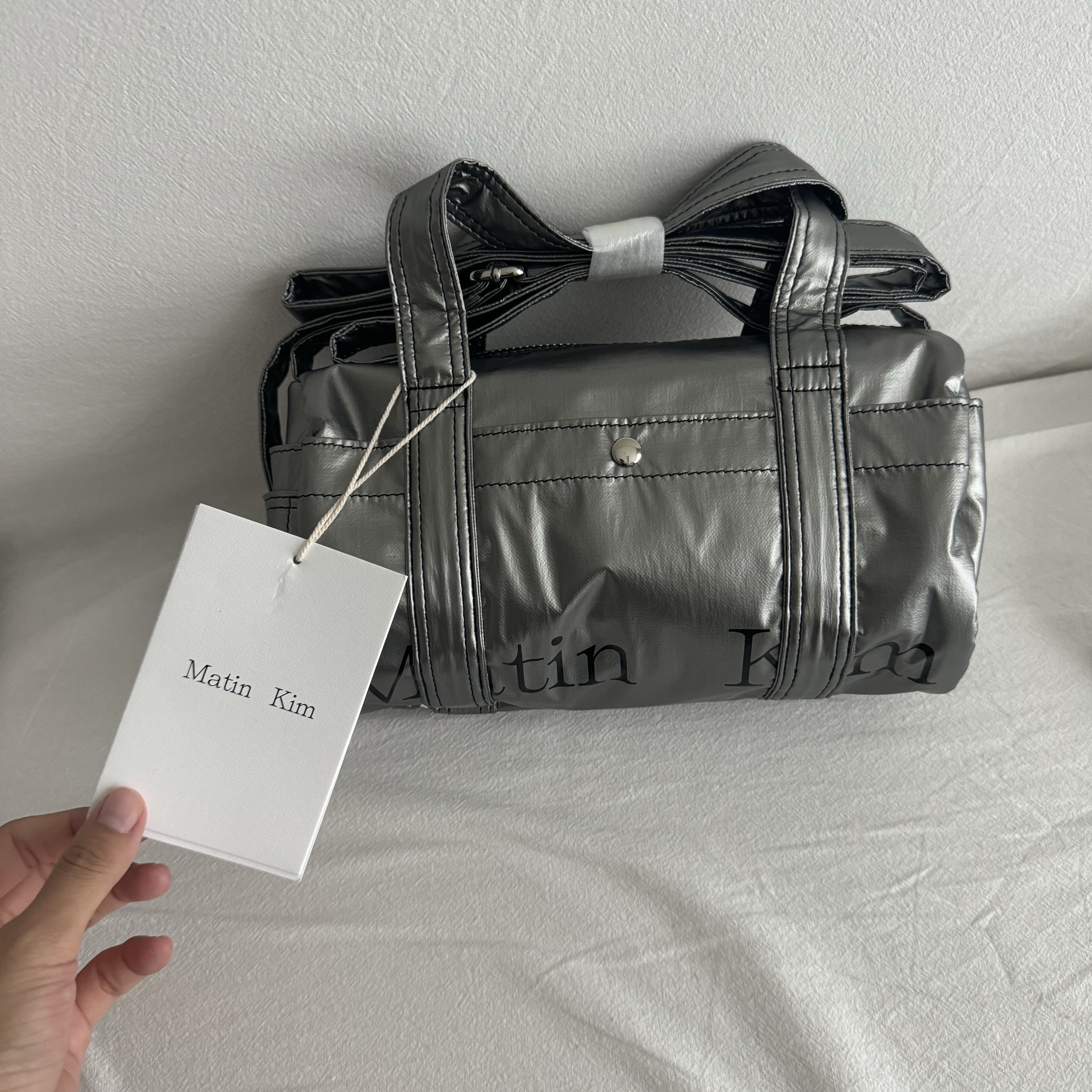 Matin Kim Glossy Logo Sporty Mini Duffel Bag Silver 착용 스타일