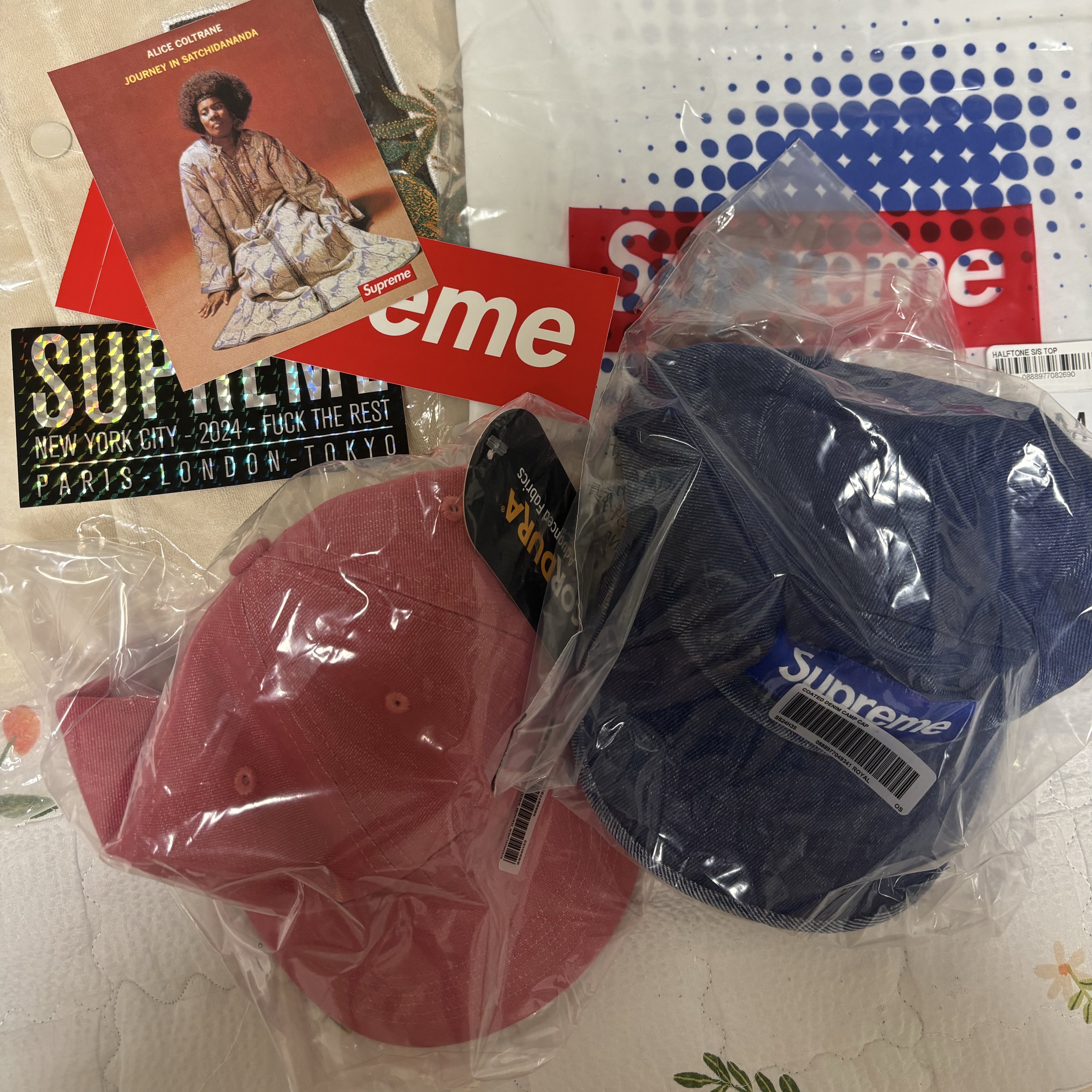 Supreme Halftone S/S Top White - 24SS, Supreme Cordura Denim Small Box 6-Panel Pink - 24SS 착용 스타일