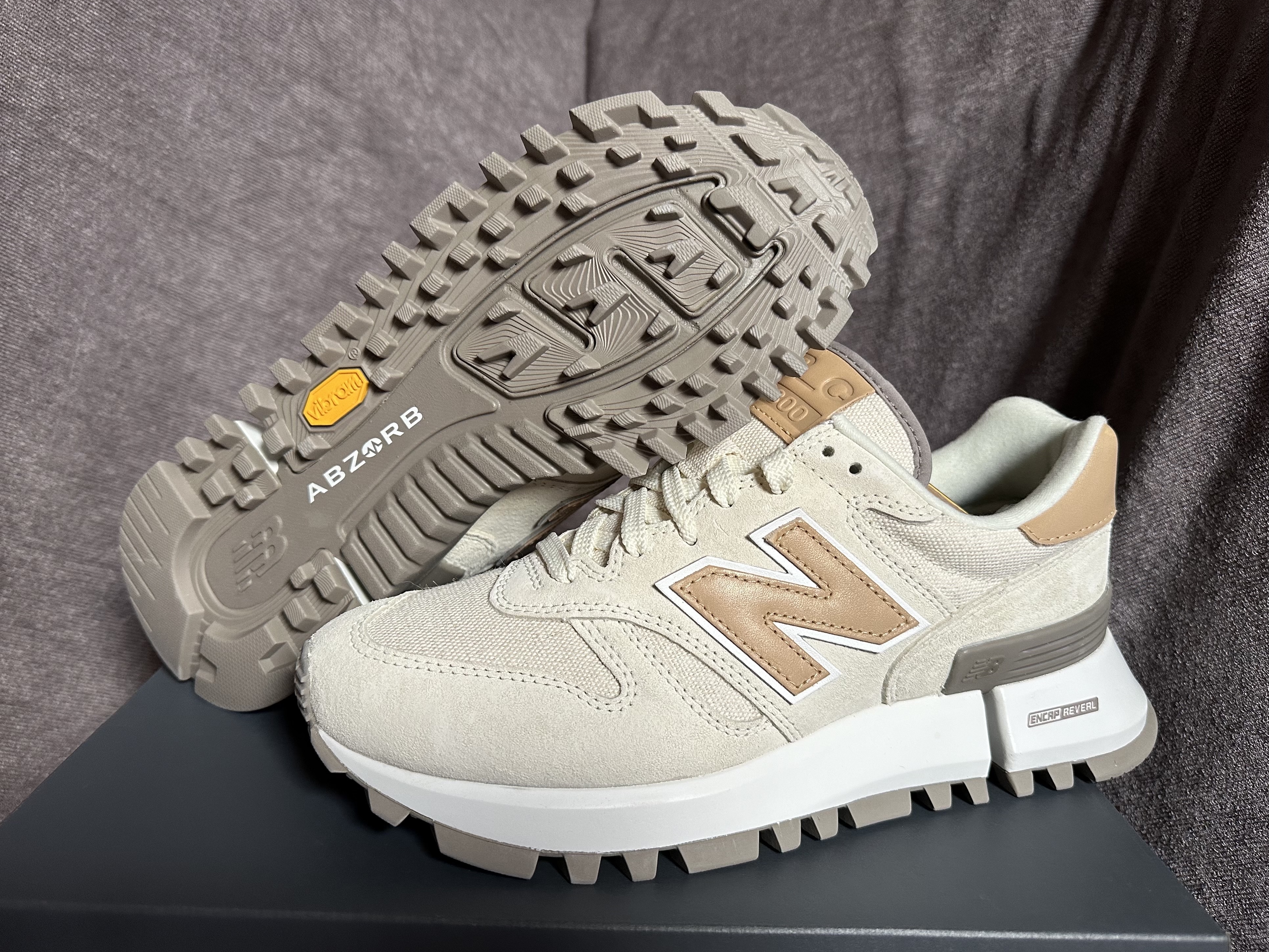 New Balance x Kith 1300 Malibu Angora Sea Salt 착용 스타일 - 2