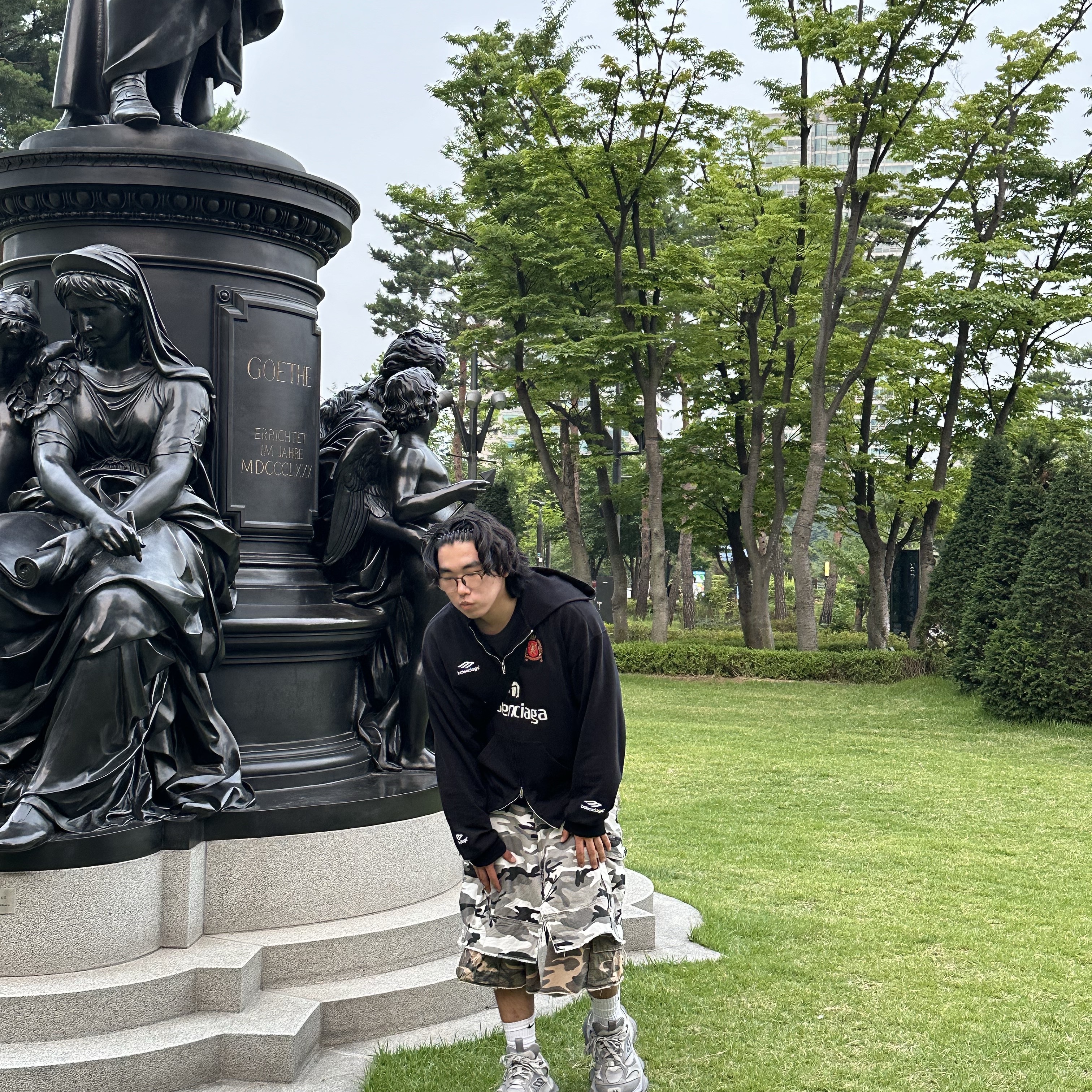 Balenciaga Soccer Series Seoul Soccer Zip-Up Medium Fit Hoodie Black, Project G/R x MFM333. Layered Skirt Camo Cargo Shorts Multi Camo 착용 스타일 - 1