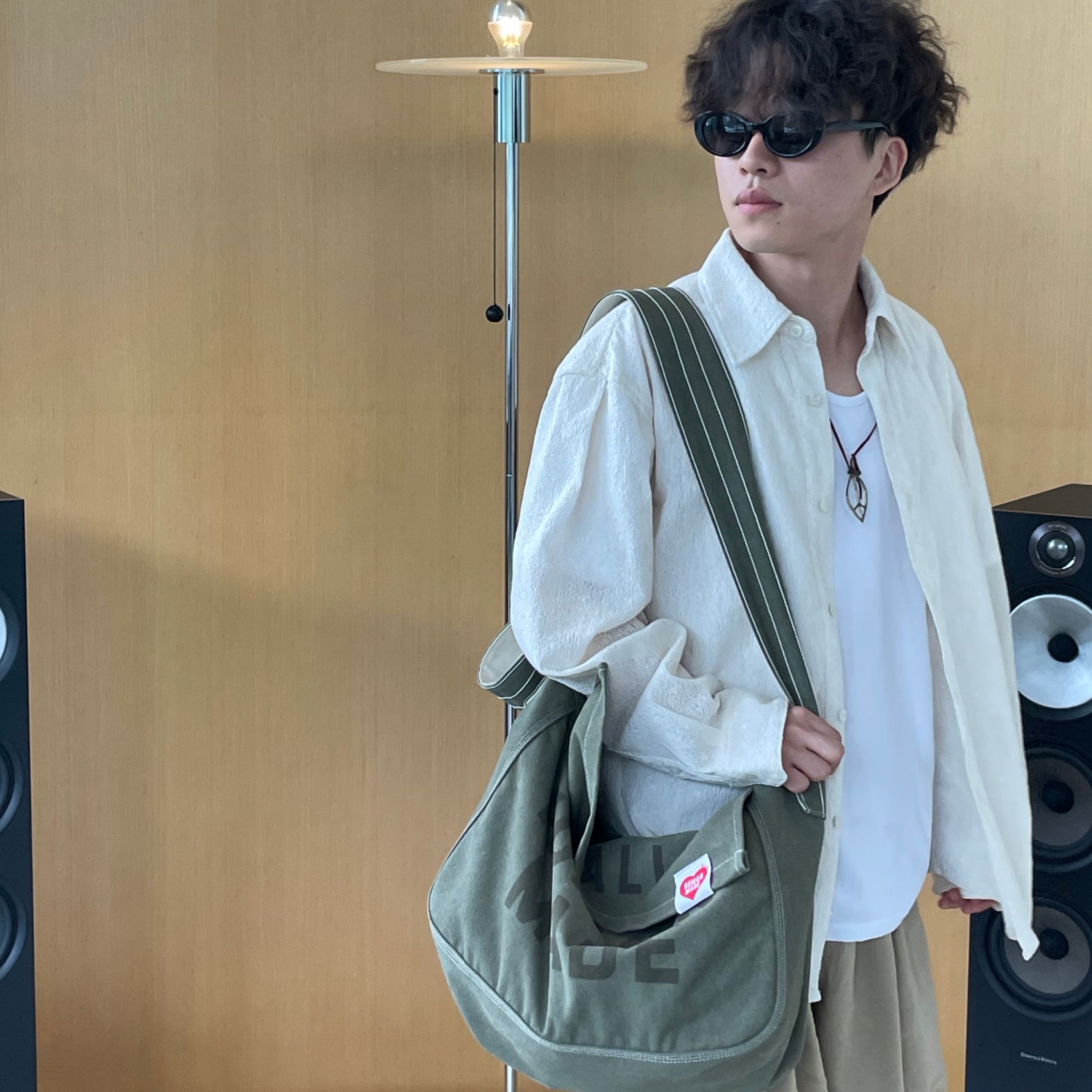 Human Made Mail Bag Olive Drab 착용 스타일 - 3