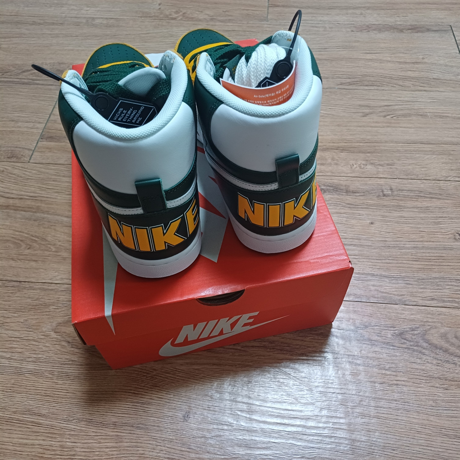 Nike Terminator High Black Forest and Del Sol 착용 스타일 - 3