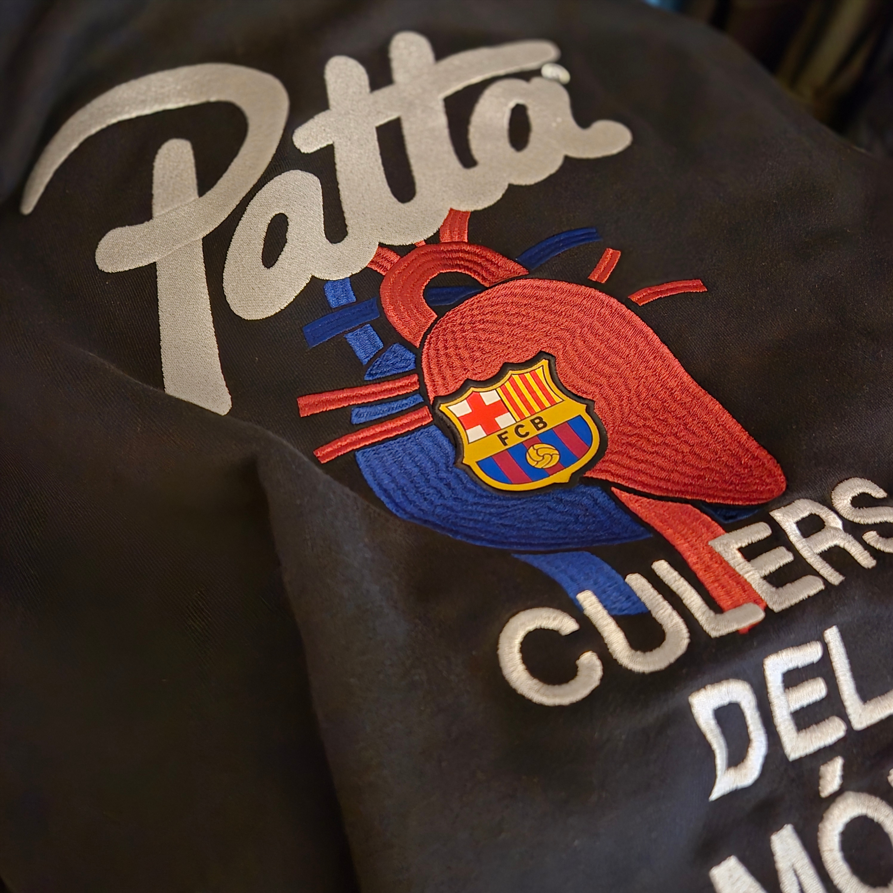 Nike x Patta x FC Barcelona Solo Swoosh Hoodie Culers del Món (FD4147-010) 착용 스타일