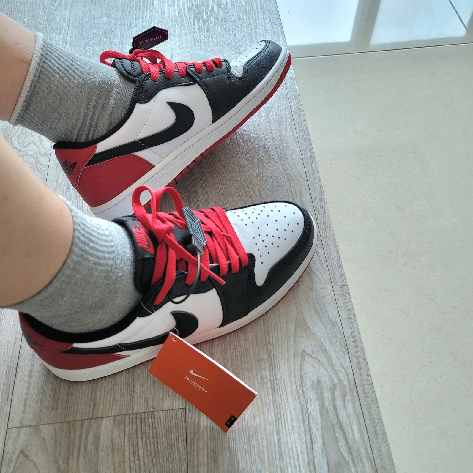 Jordan 1 Retro Low OG Black Toe 착용 스타일 - 2