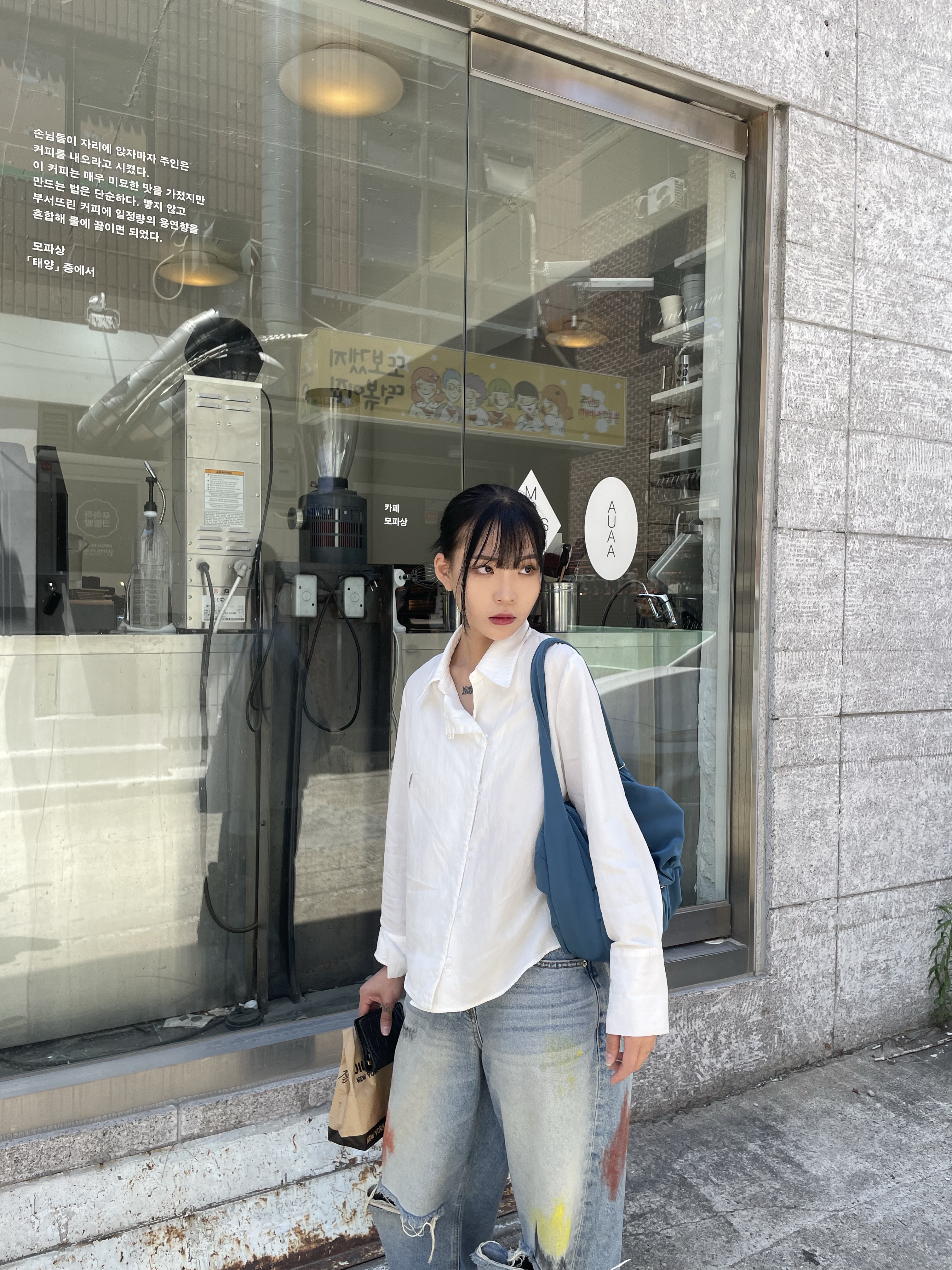 ACOC Blooming Hobo Bag Deeb Blue 착용 스타일 - 3