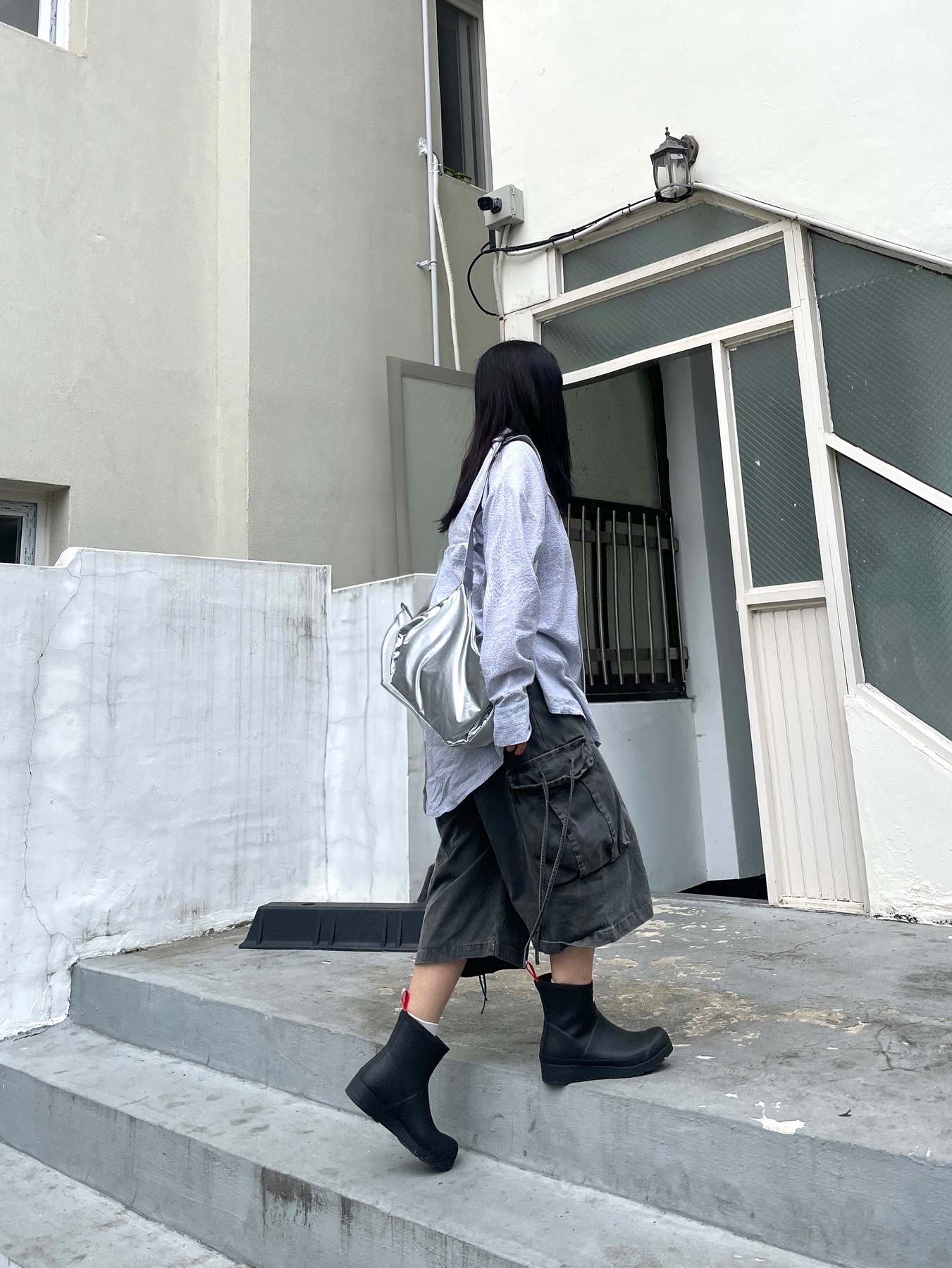 (W) Hunter Play Short Rain Boots Black, Fennec Medium Hobo Silver 착용 스타일 - 4