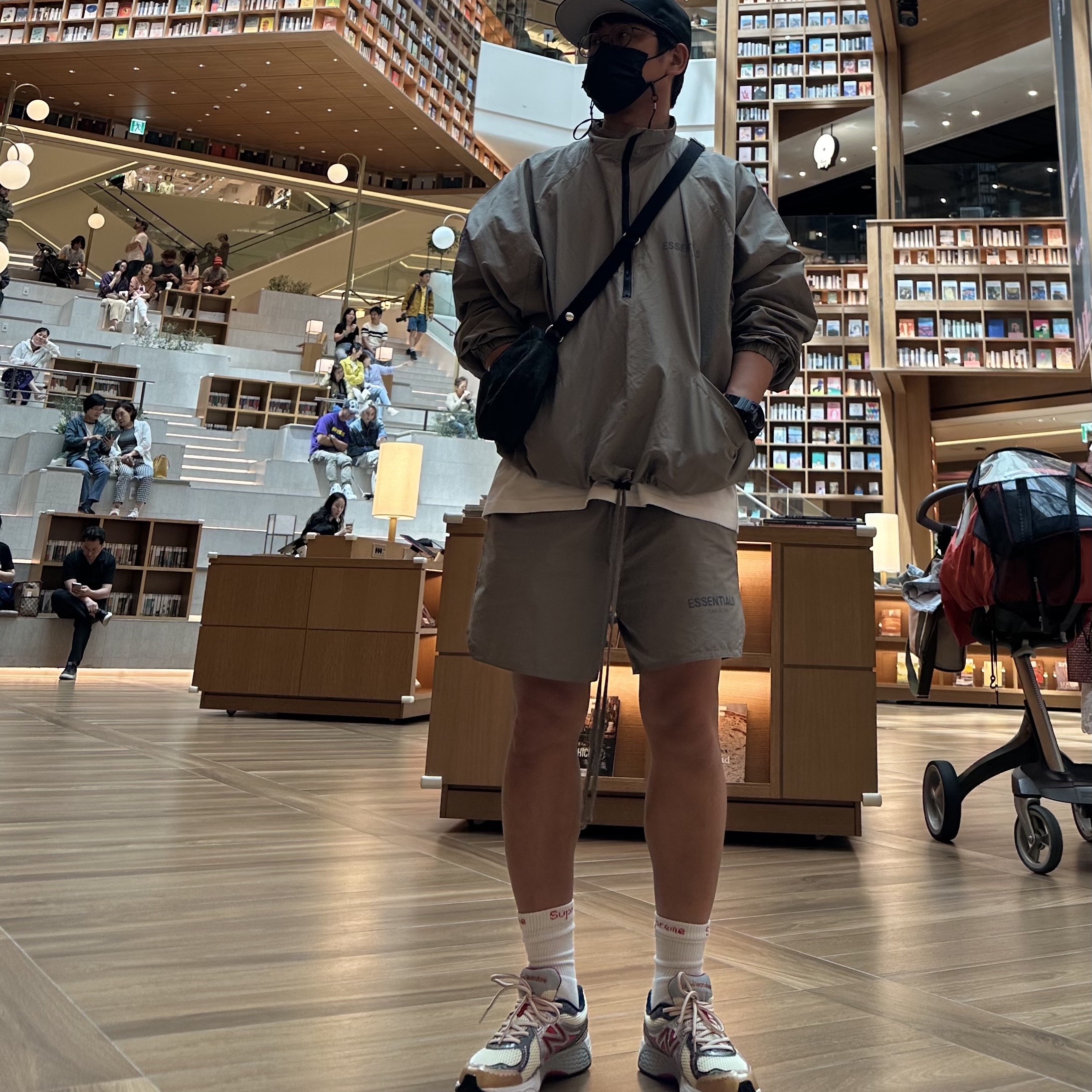 Essentials Volley Shorts Taupe - 21SS, Essentials Half-Zip Track Jacket Taupe - 21SS 착용 스타일