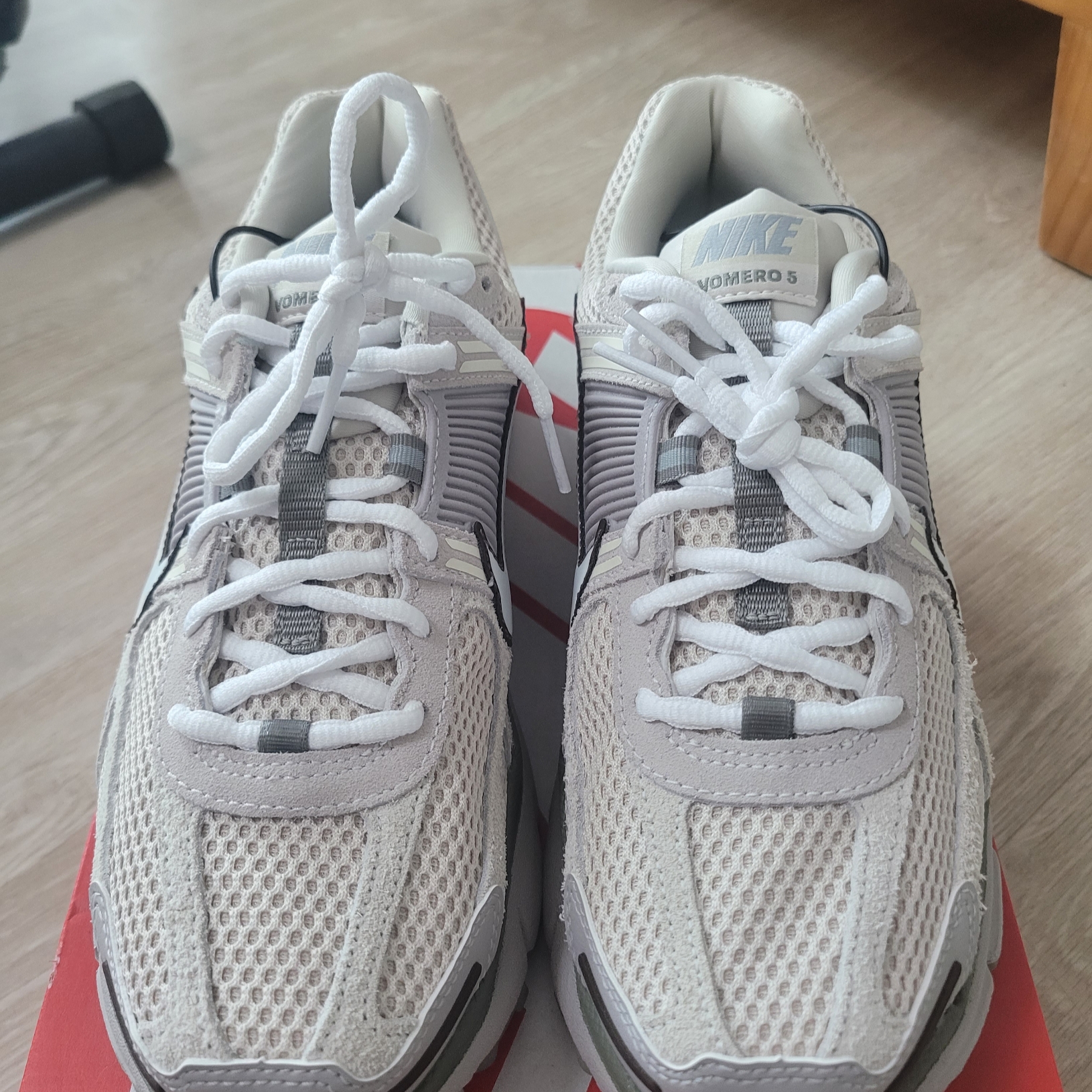 Nike Zoom Vomero 5 SE Light Orewood Brown 착용 스타일 - 2