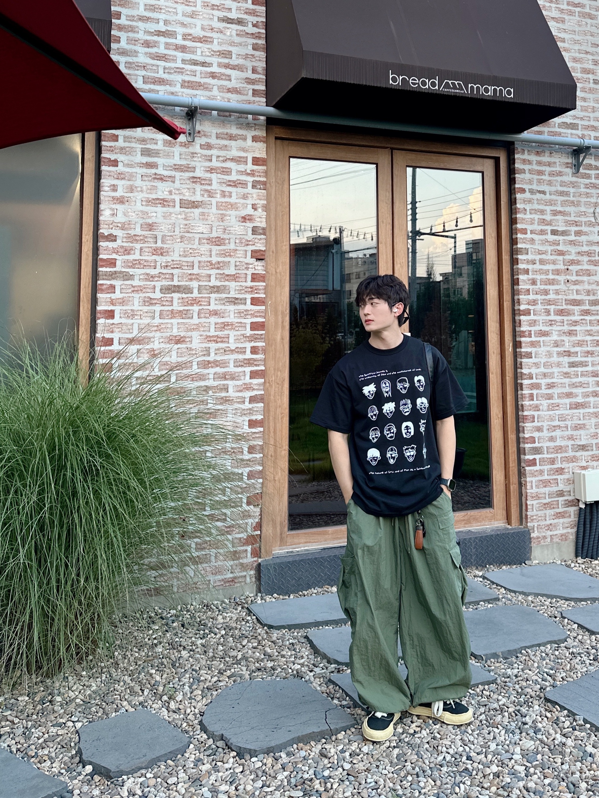 STU Character Printing T-shirt Black, Maison Mihara Yasuhiro Baker OG Sole Broken Suede Low-top Sneakers Black 착용 스타일 - 1