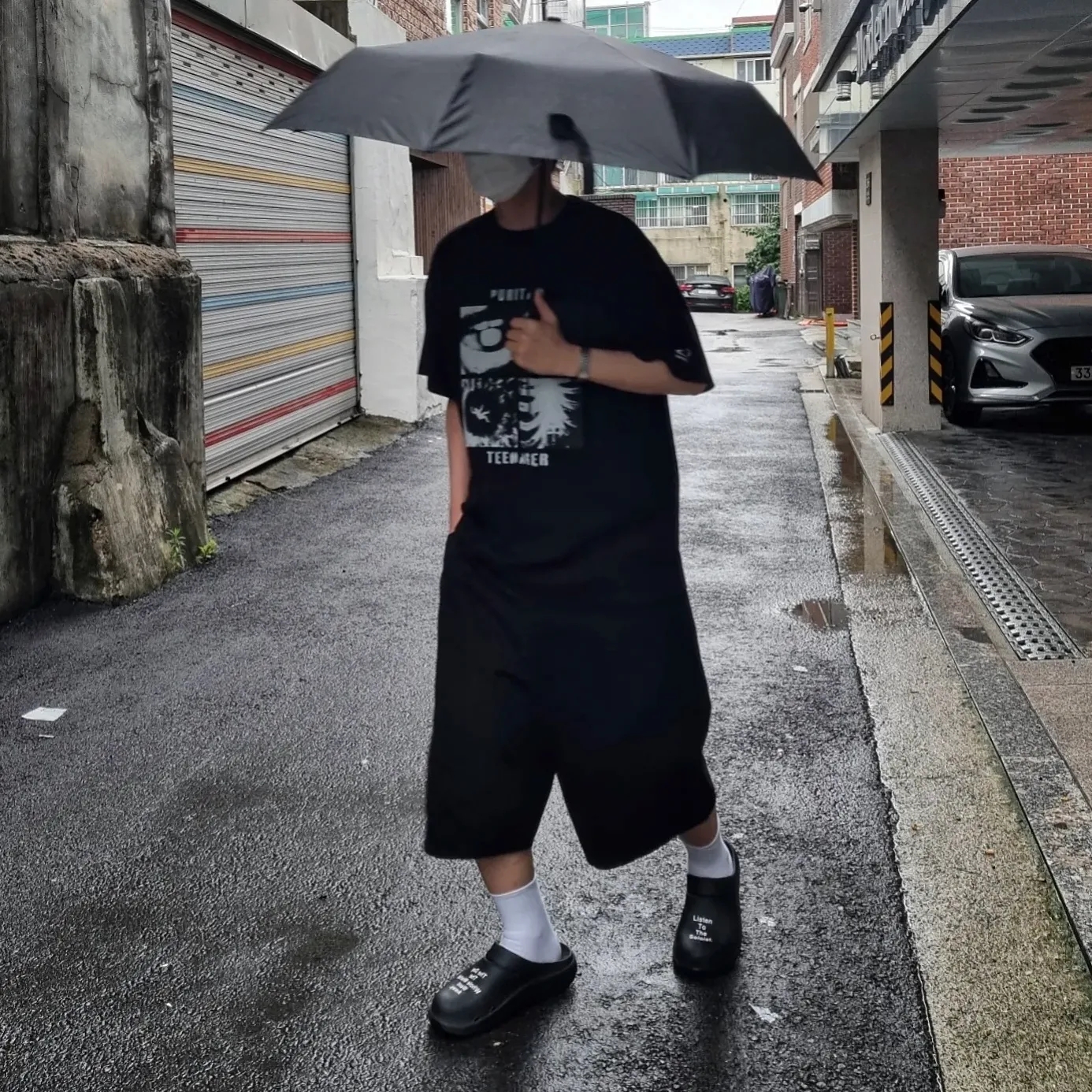 Oofos x Takahiromiyashita The Soloist The Day The Whole World Went Away Clog Black 착용 스타일 - 3