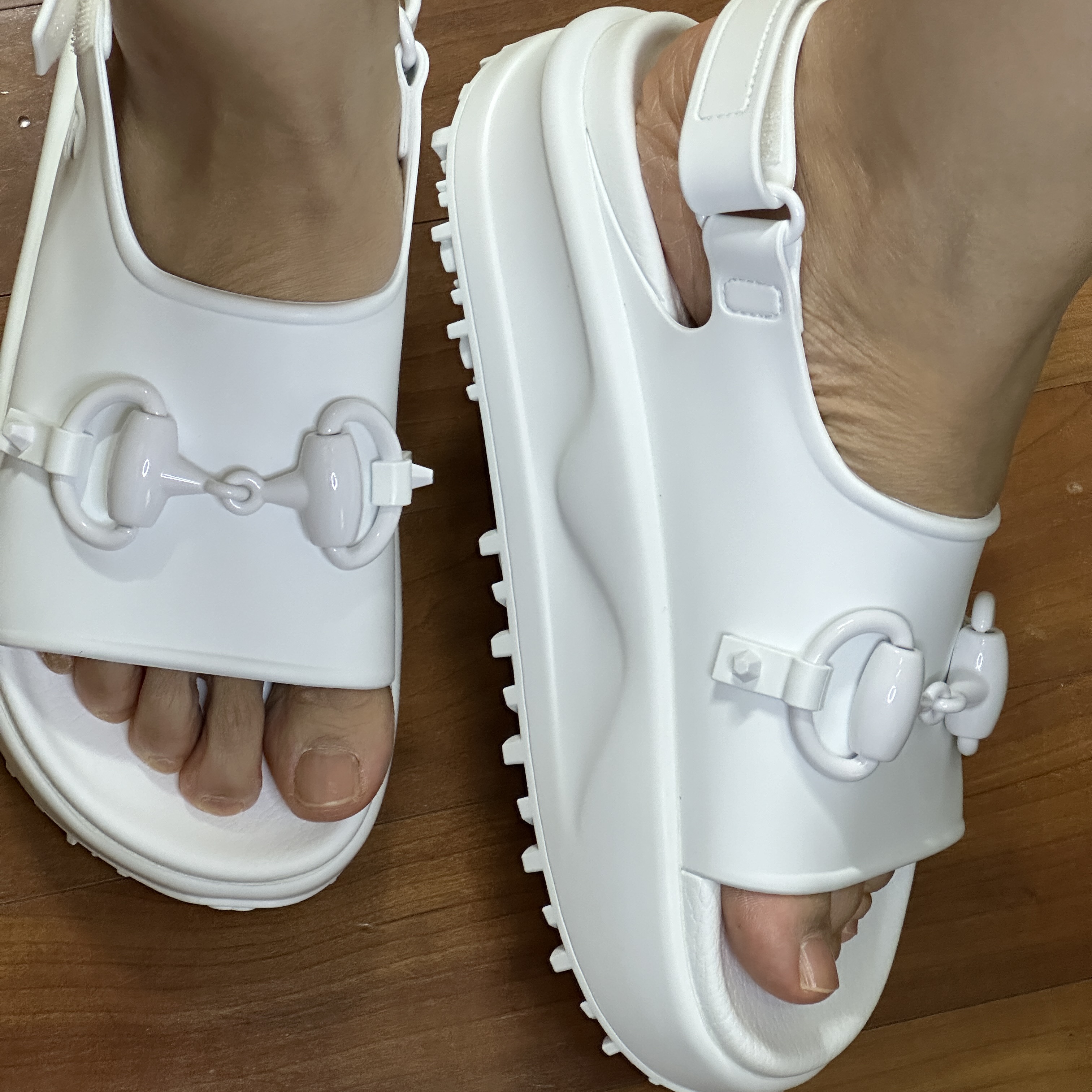 (W) Gucci Horsebit Flatform Sandal White Rubber 착용 스타일