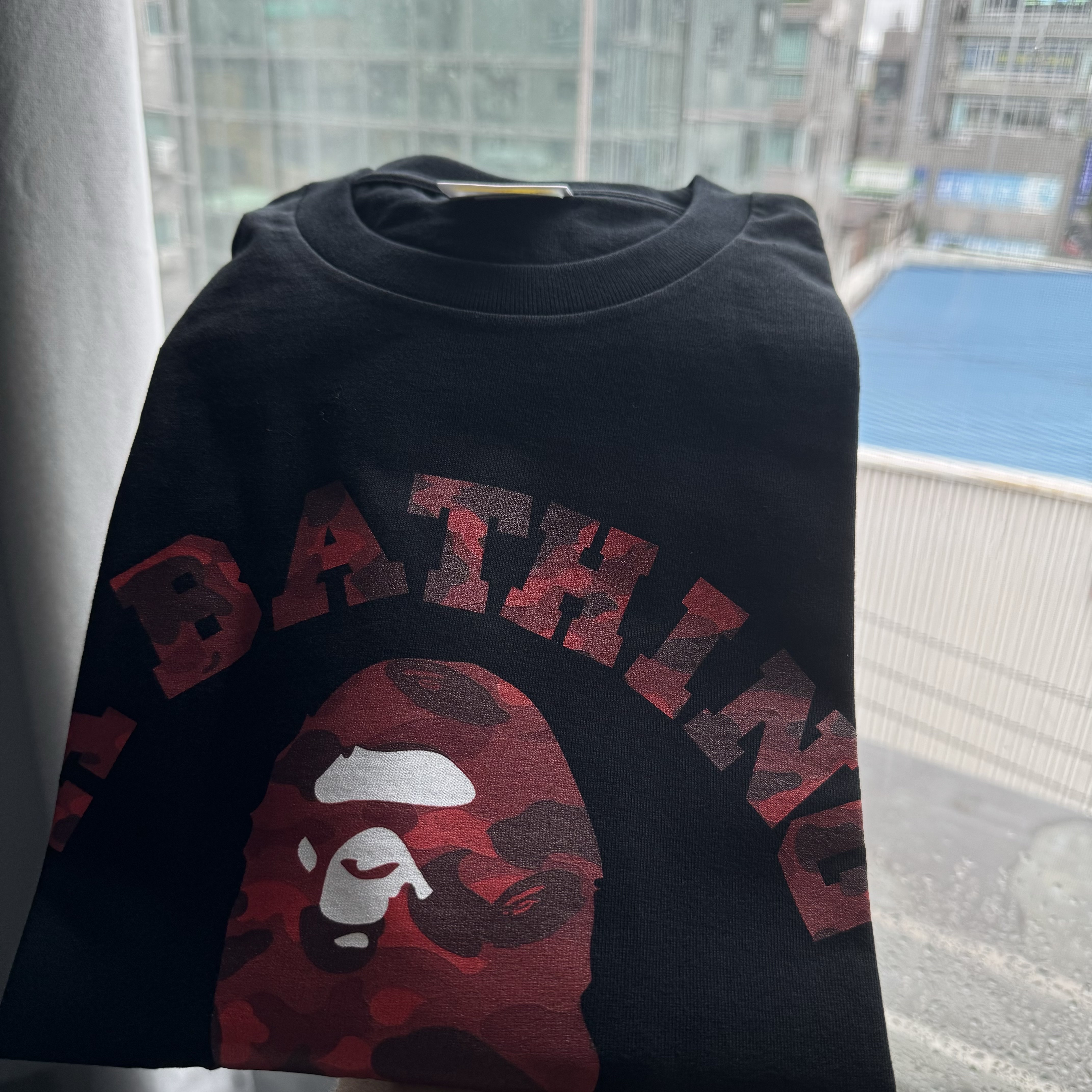 BAPE Color Camo College T-Shirt Black Red 착용 스타일