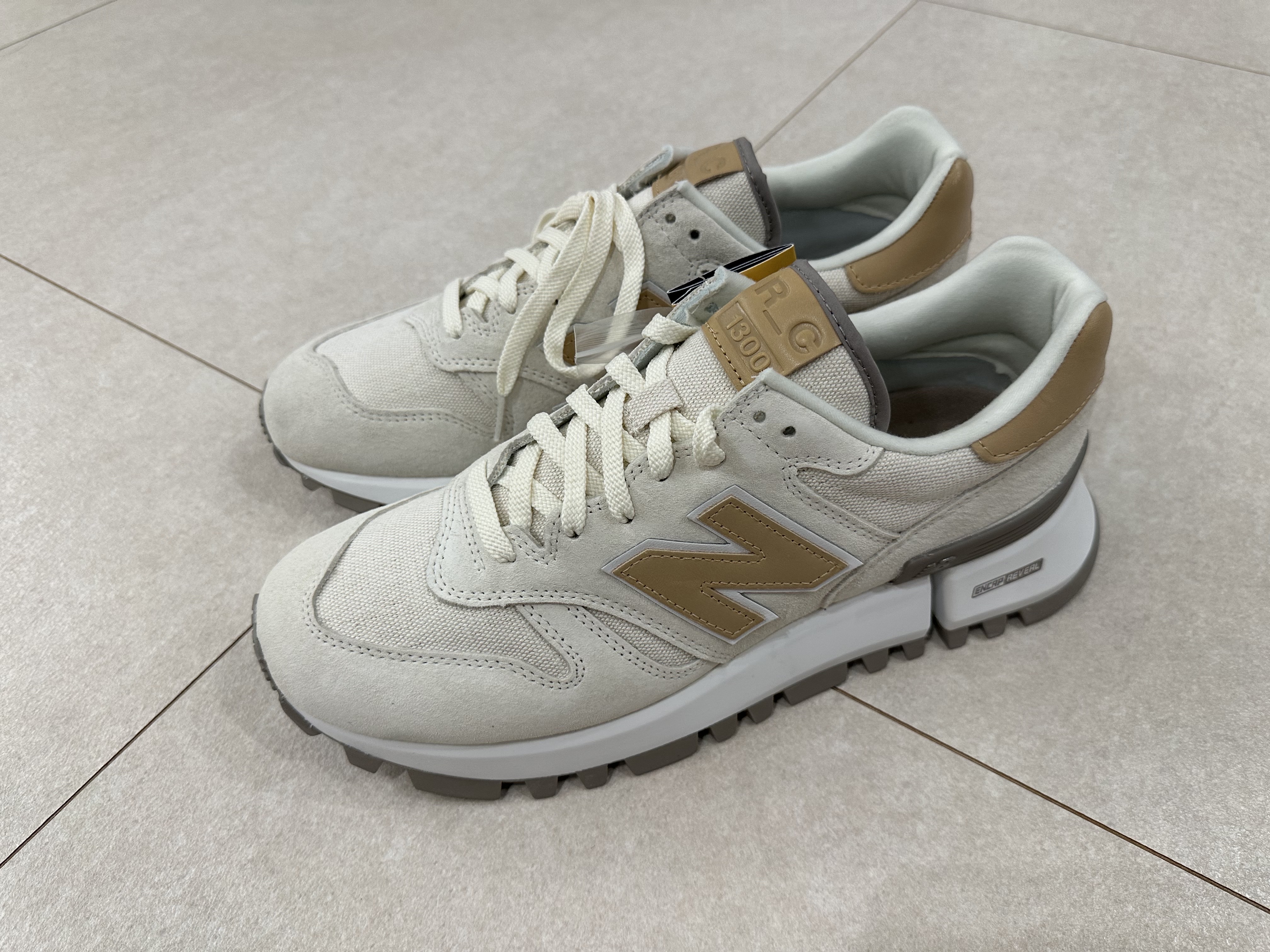 New Balance x Kith 1300 Malibu Angora Sea Salt 착용 스타일 - 1
