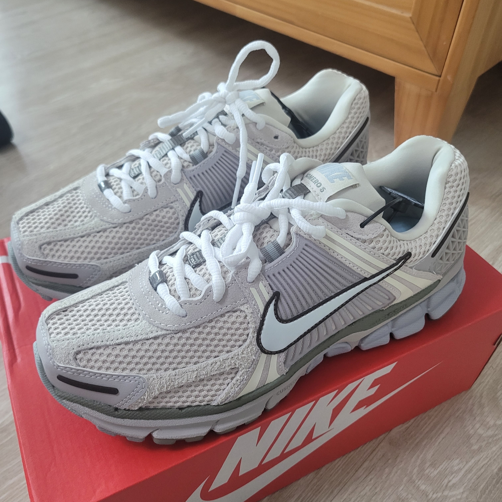 Nike Zoom Vomero 5 SE Light Orewood Brown 착용 스타일 - 1
