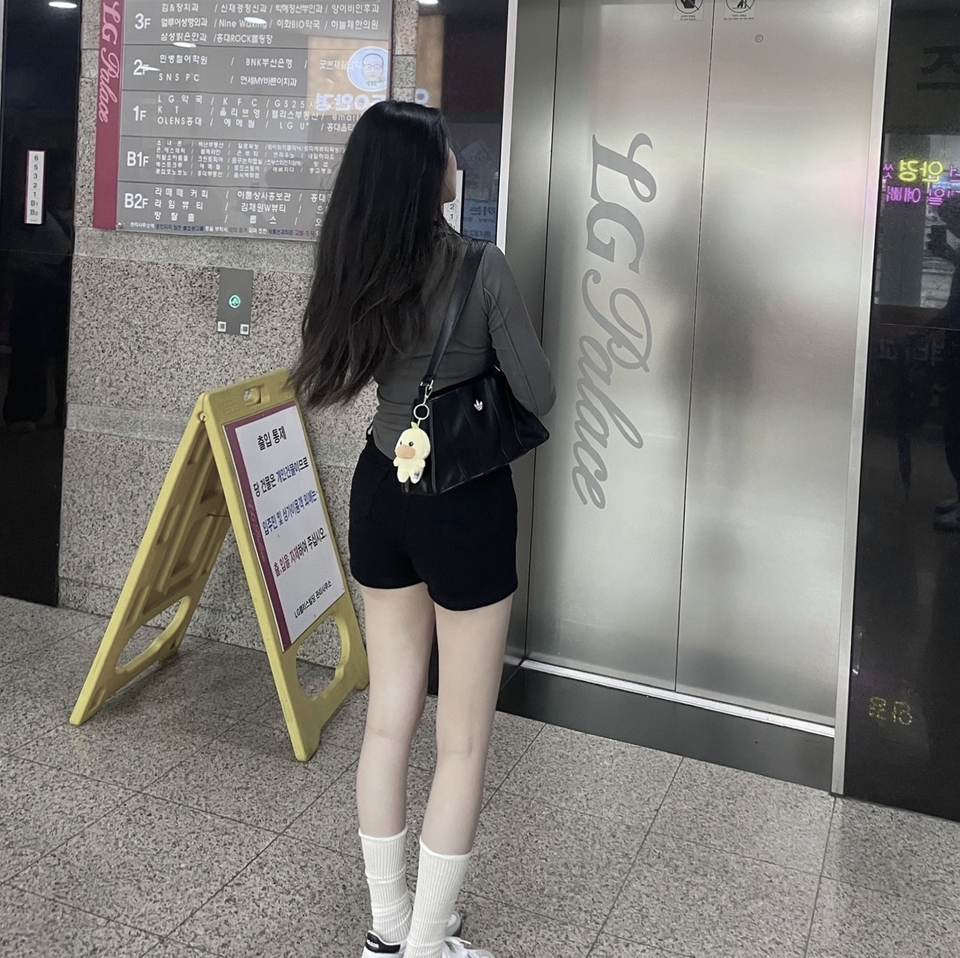 Adidas Mini Airliner Bag Black 착용 스타일 - 2
