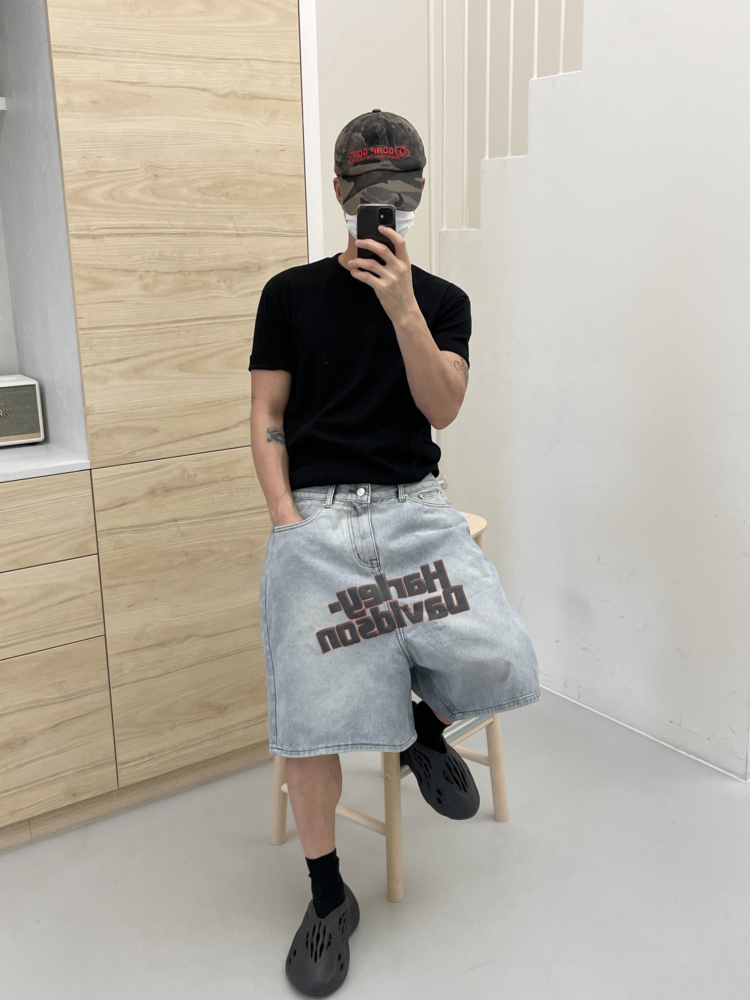 Adidas Yeezy Foam RNNR Onyx 착용 스타일