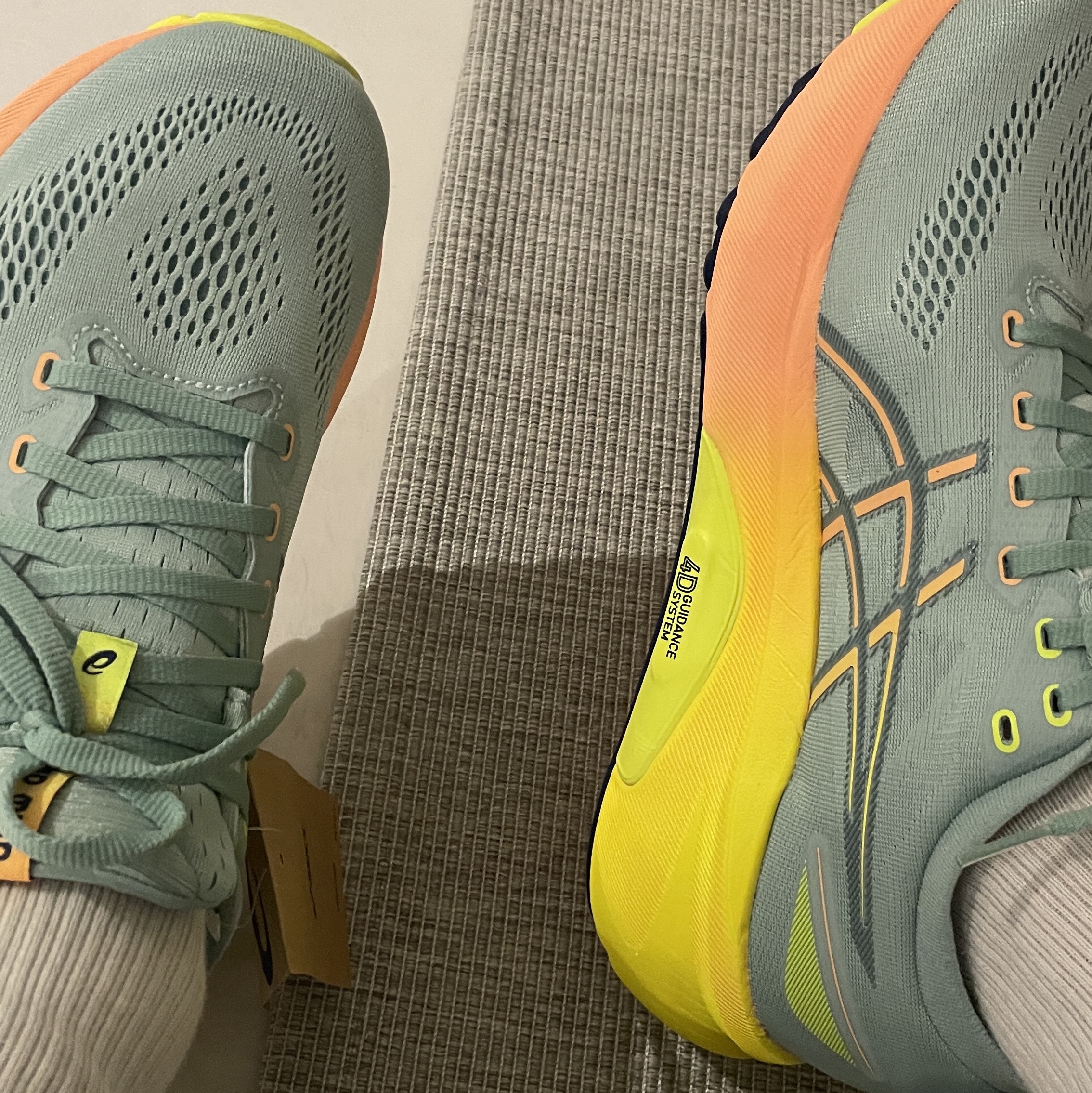 Asics Gel-Kayano 31 Paris Light Celadon Safety Yellow 착용 스타일 - 2