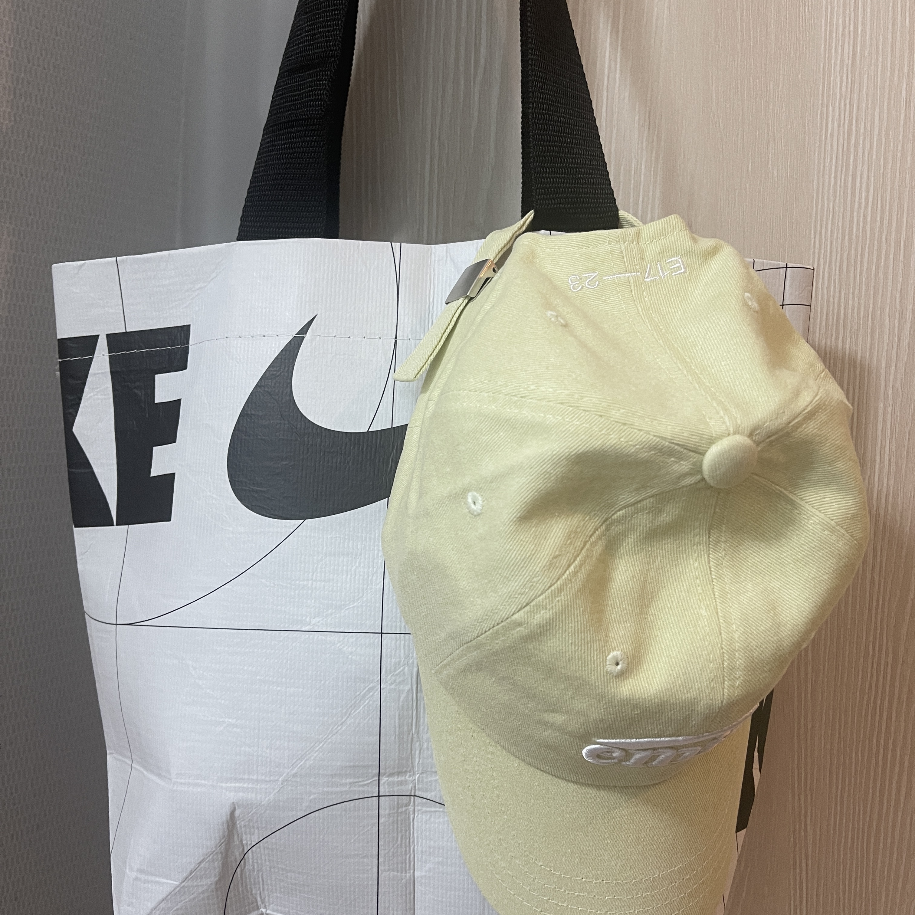 Emis New Logo Pigment Ball Cap Lime 착용 스타일