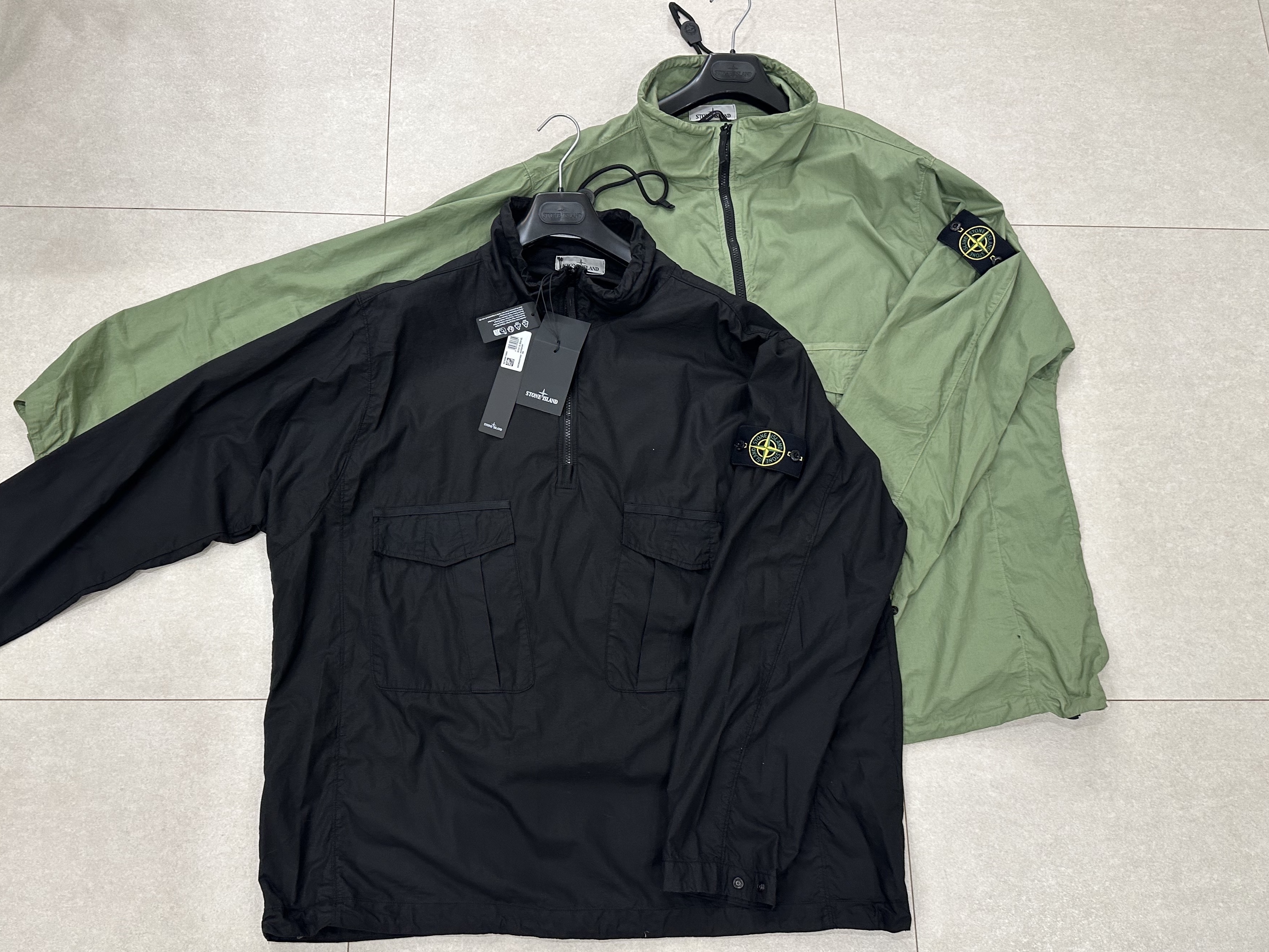 Stone Island 10705 Light Cotton Canvas Garment Dyed Half Zipper Anorak Black - 23SS 착용 스타일 - 5