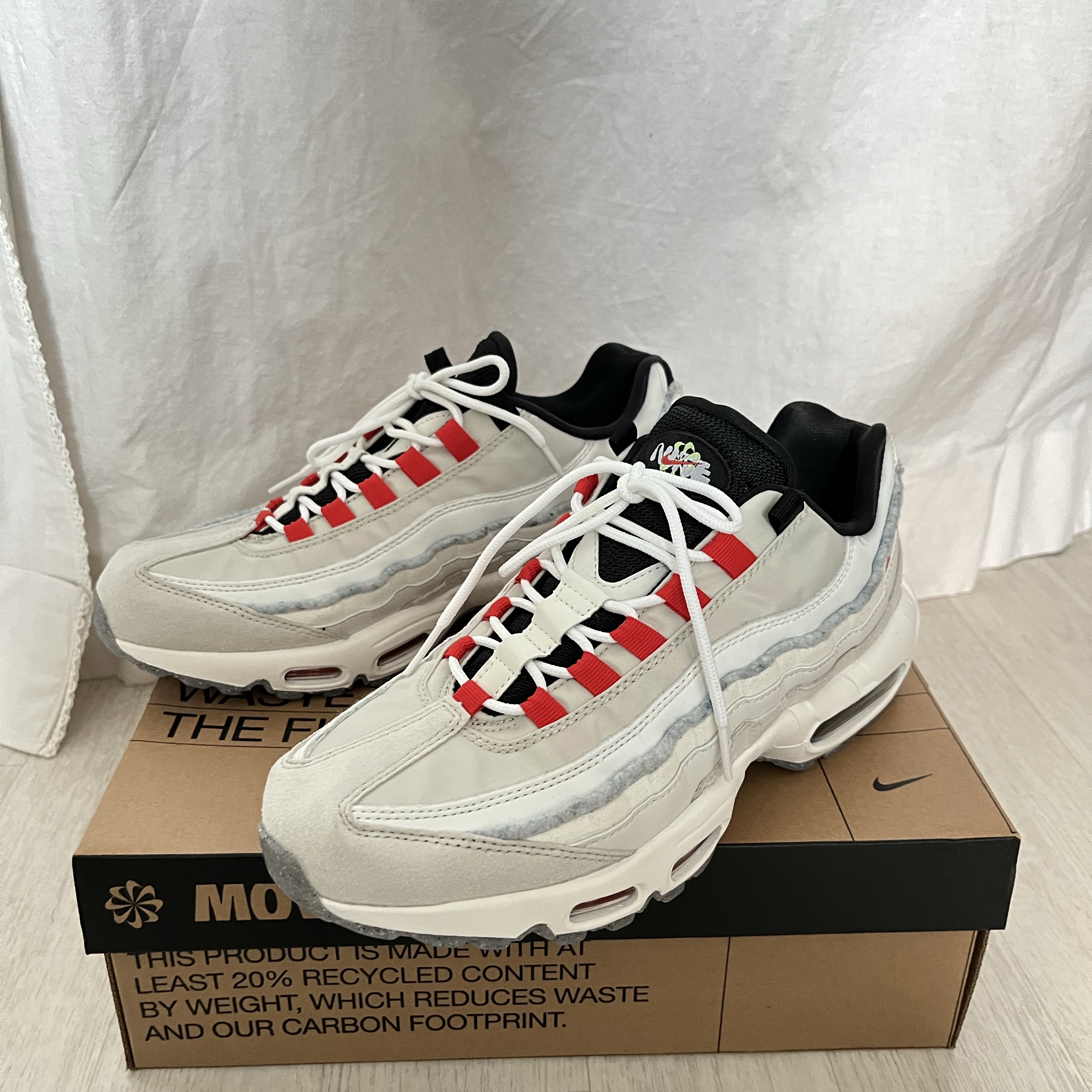 Nike Air Max 95 SE Light Bone Habanero Red 착용 스타일