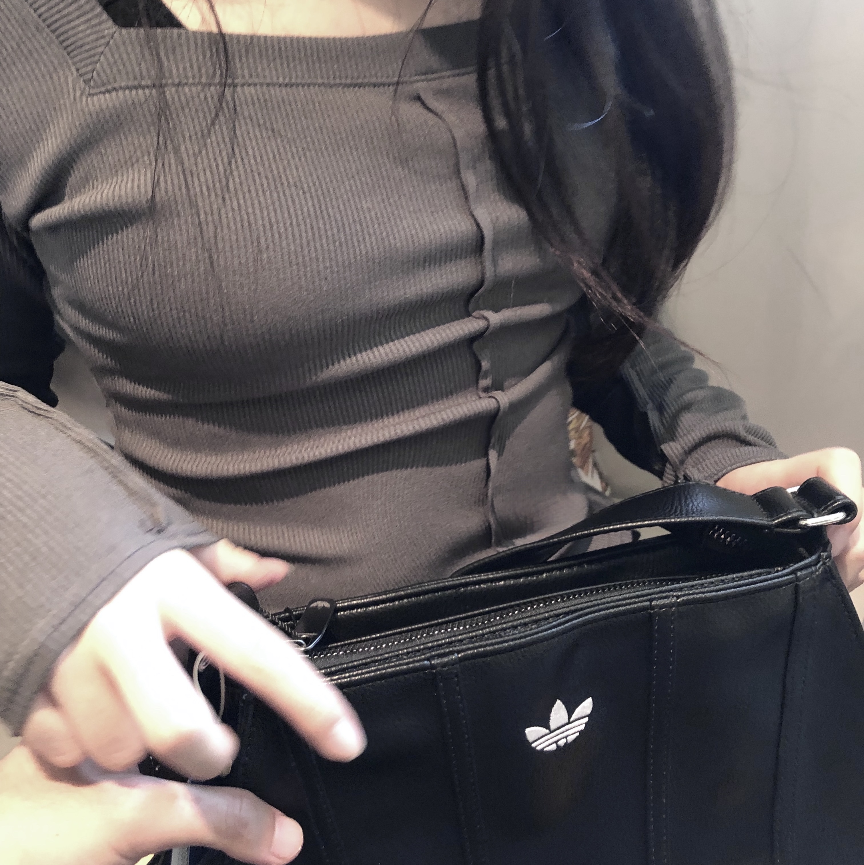 Adidas Mini Airliner Bag Black 착용 스타일 - 1