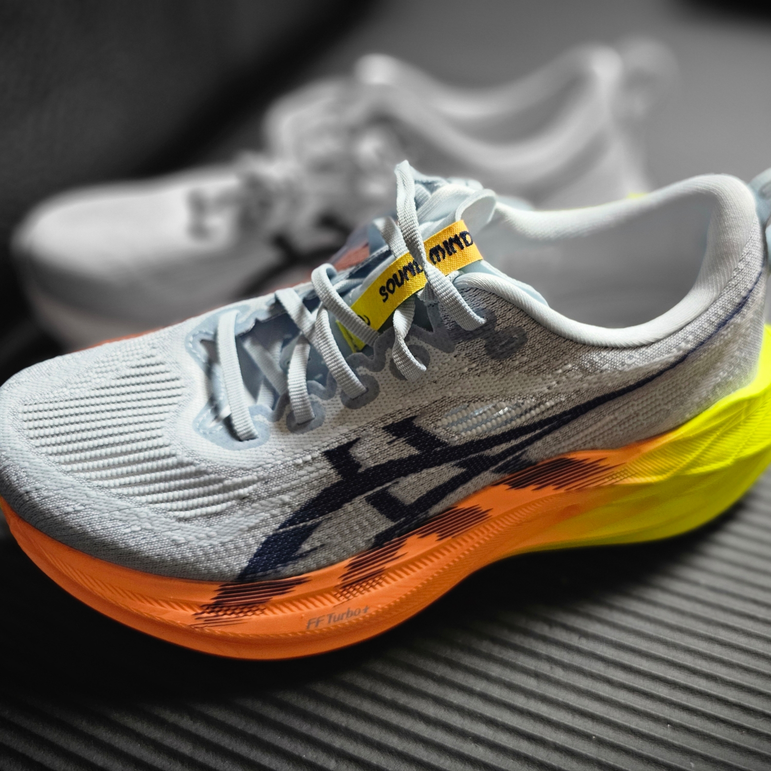 Asics Superblast 2 Paris Cool Grey Safety Yellow 착용 스타일 - 3