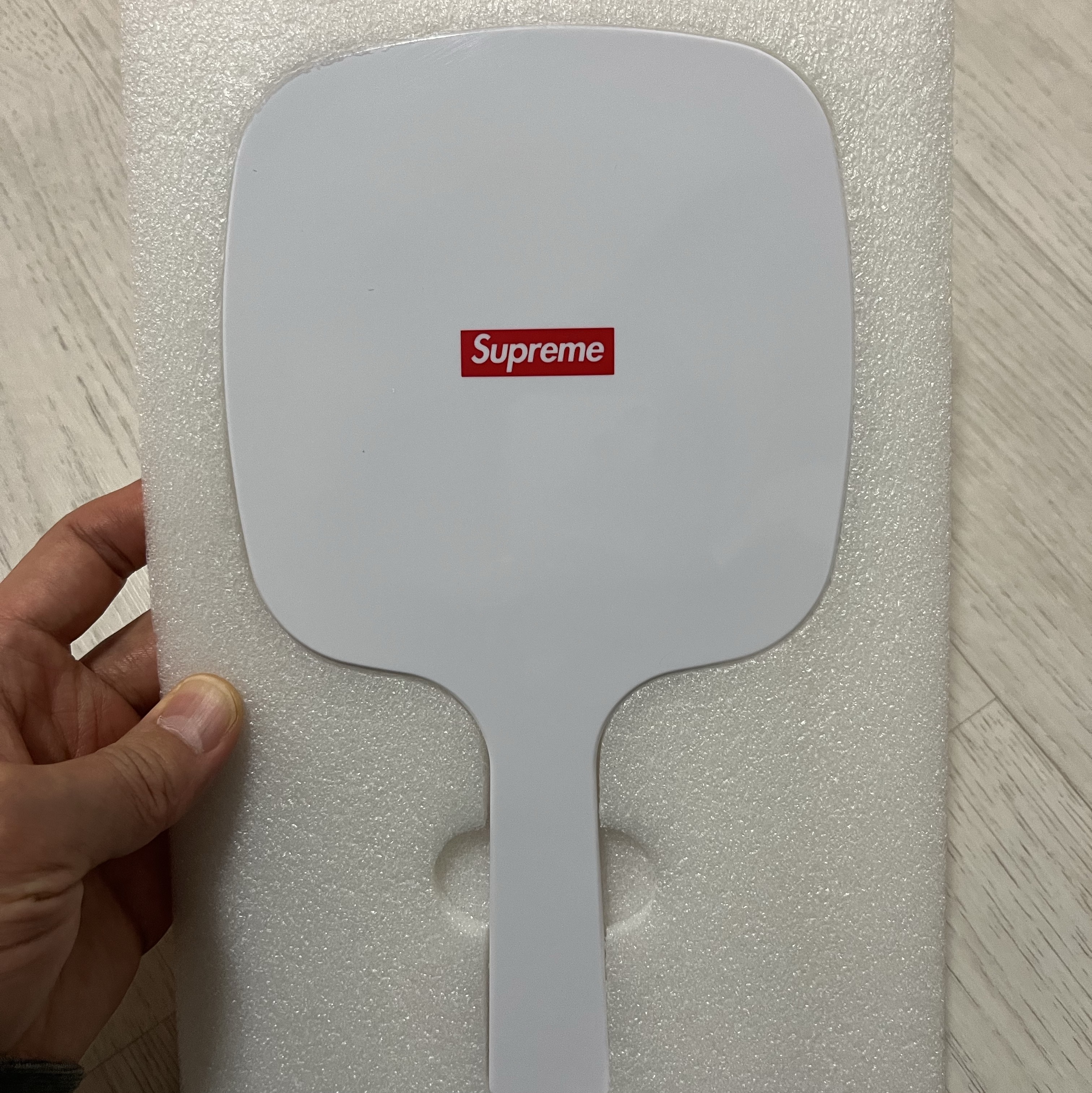Supreme Hand Mirror White - 18FW 착용 스타일