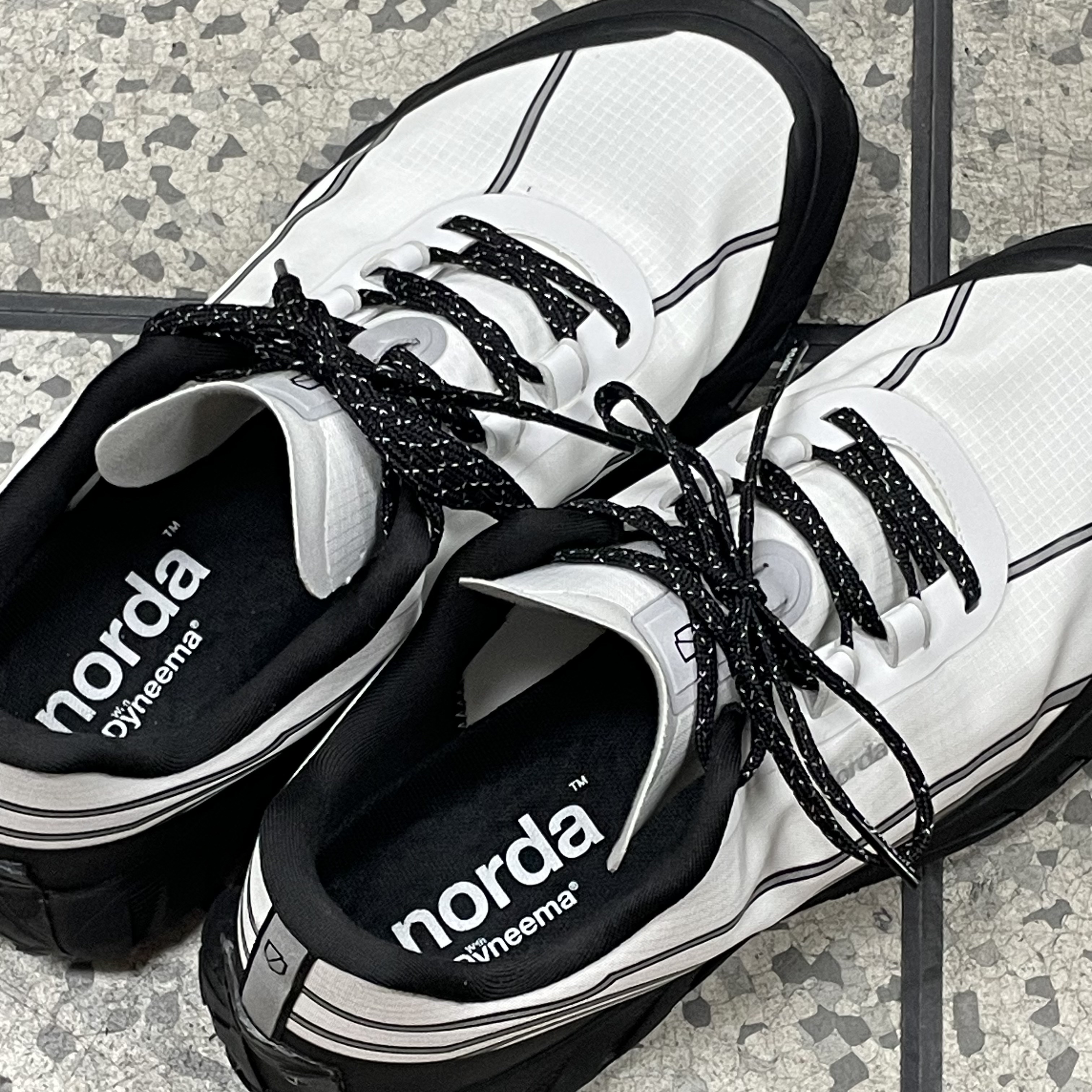 Norda 002 Alpine White 착용 스타일