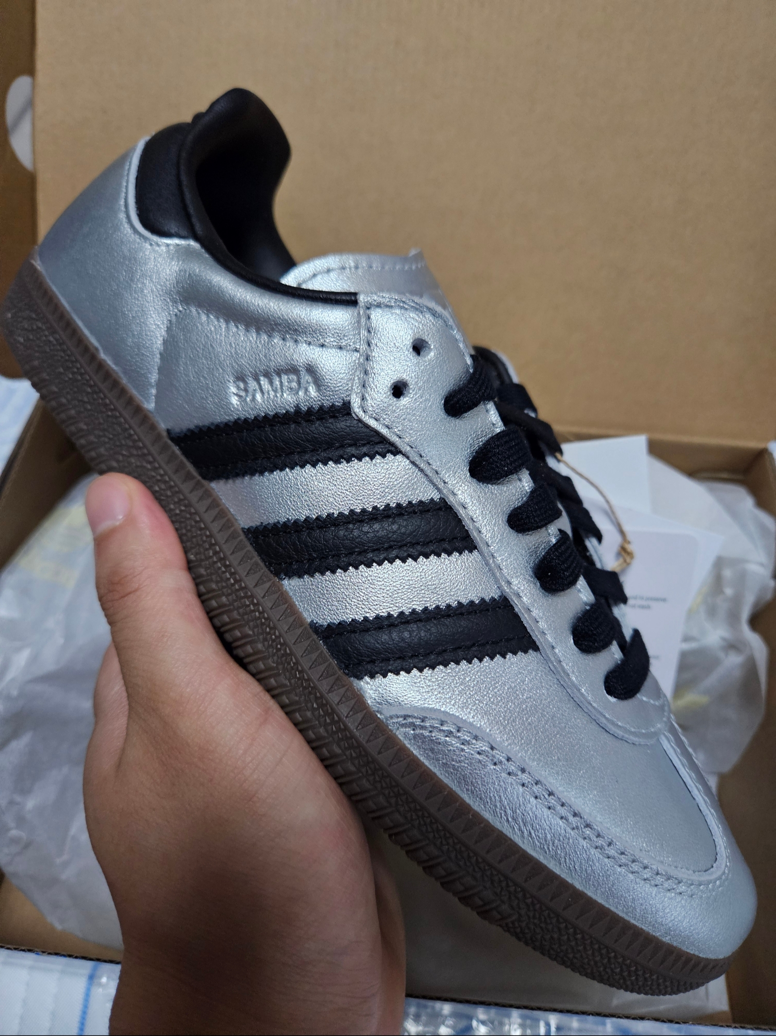 (W) Adidas Samba OG Silver Metalic Core Black Gum 착용 스타일