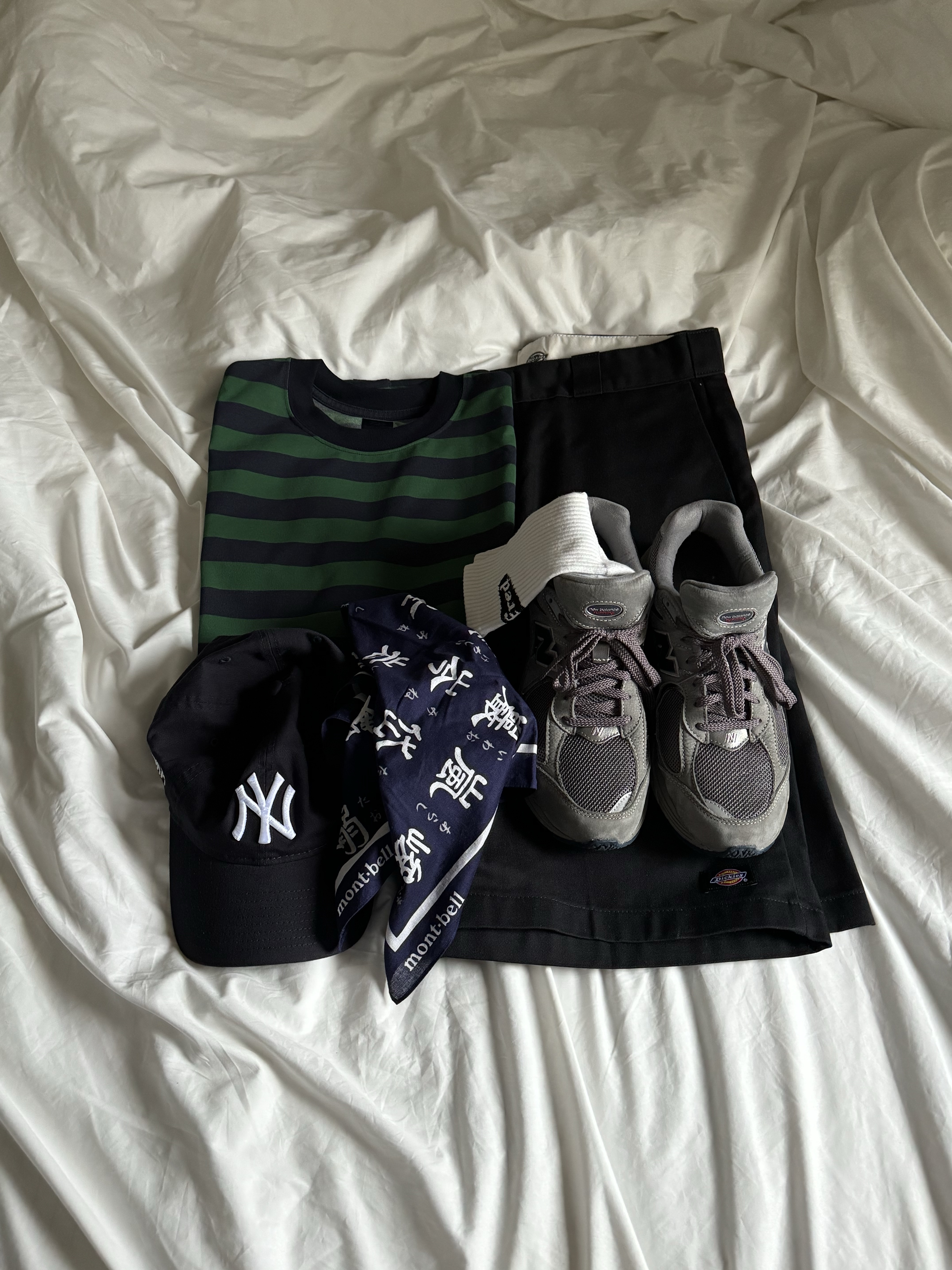 New Balance 2002R Gray, New Era x MoMA New York Yankees Cap Navy 착용 스타일 - 4