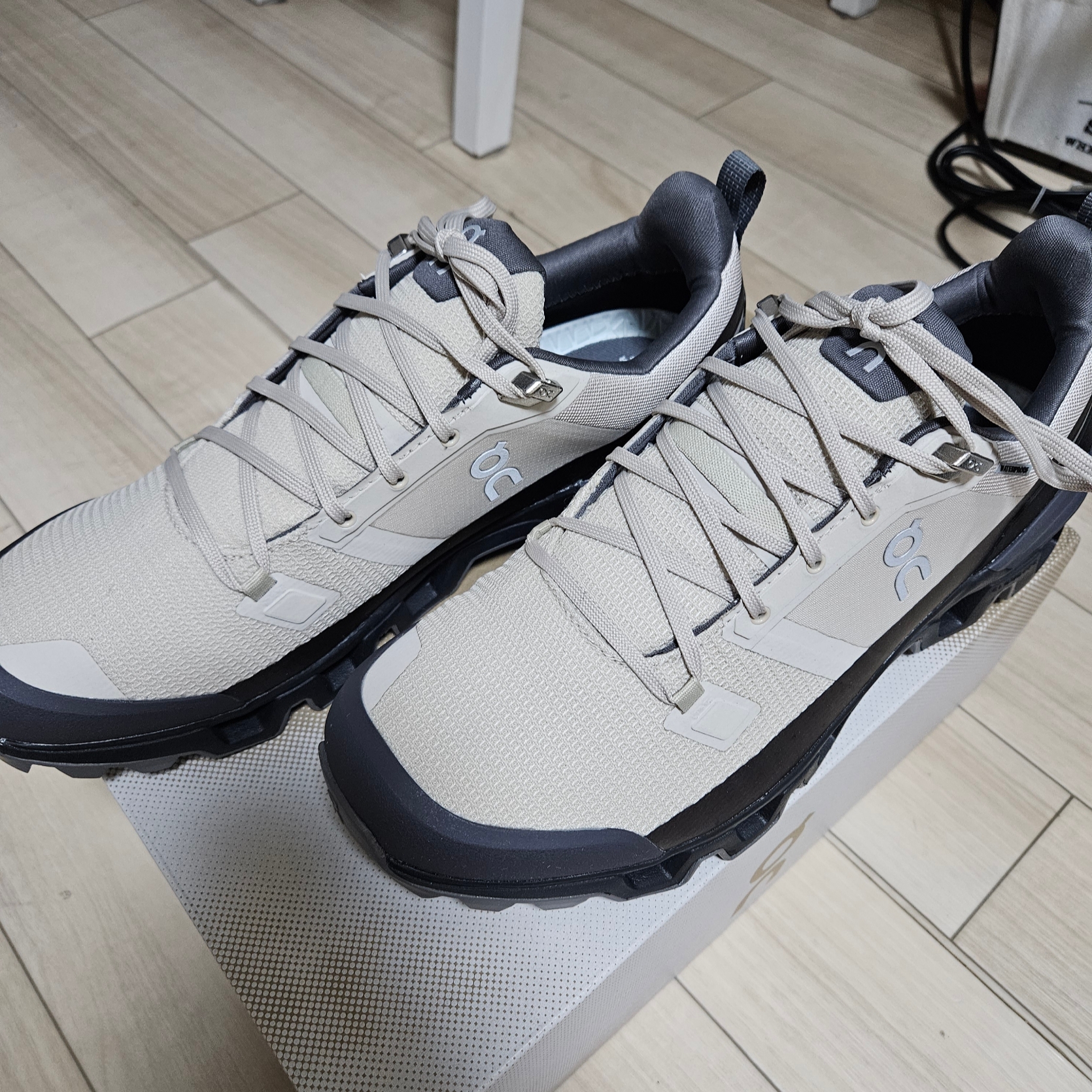 On Running Cloudwander Waterproof Sand Black 착용 스타일