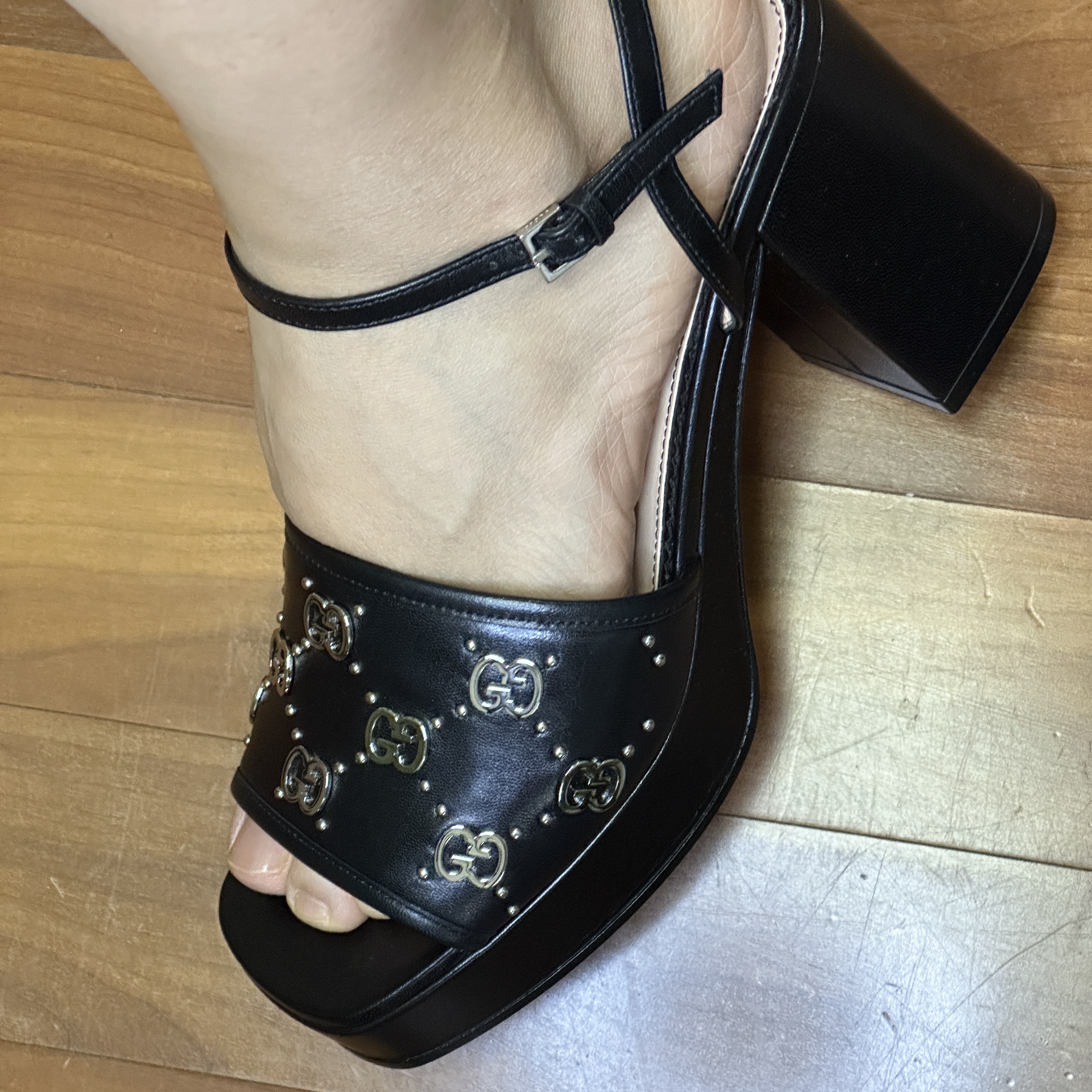 (W) Gucci Interlocking G Studs Sandal Black Leather 착용 스타일