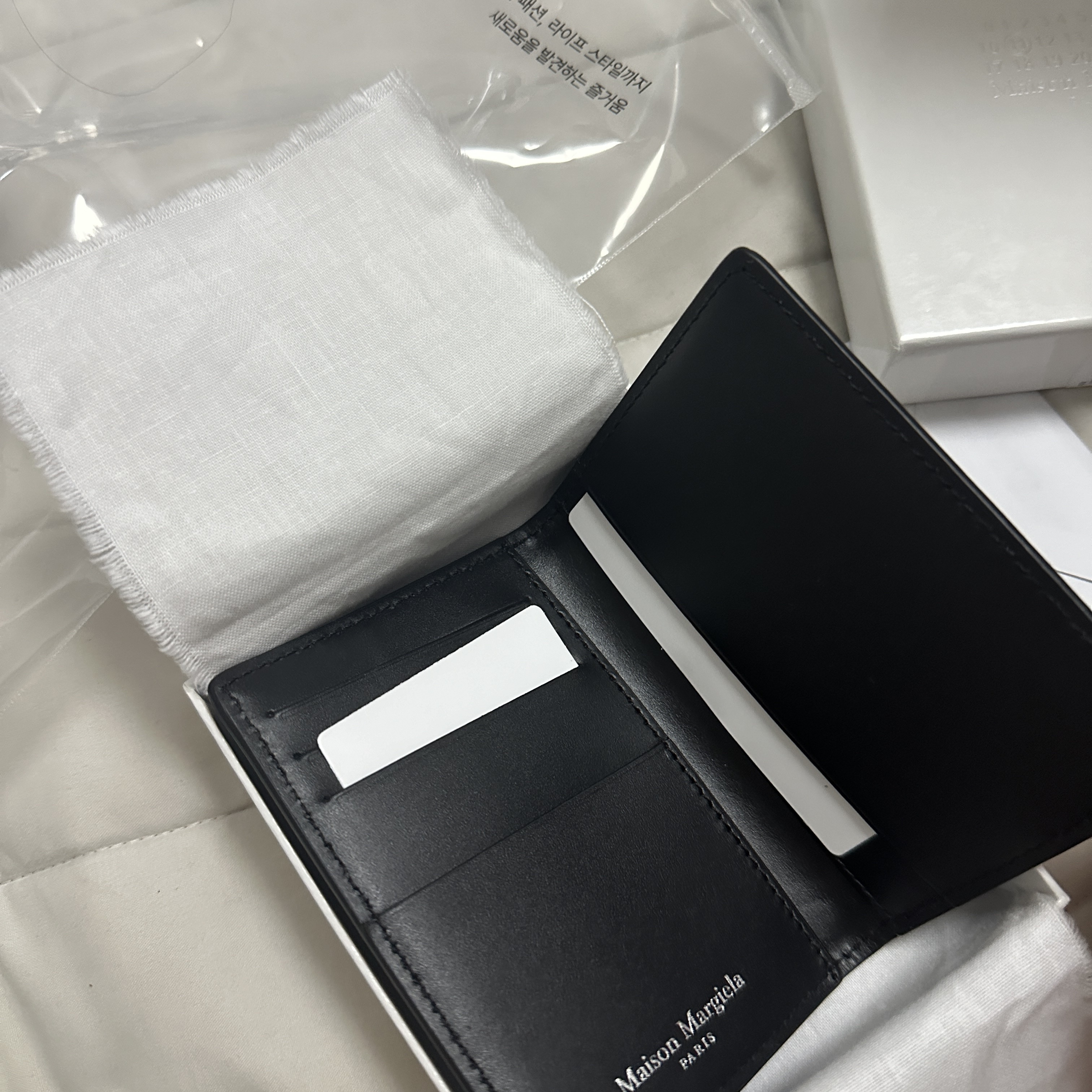 Maison Margiela Leather Bi-Fold Card Holder Black 착용 스타일 - 2
