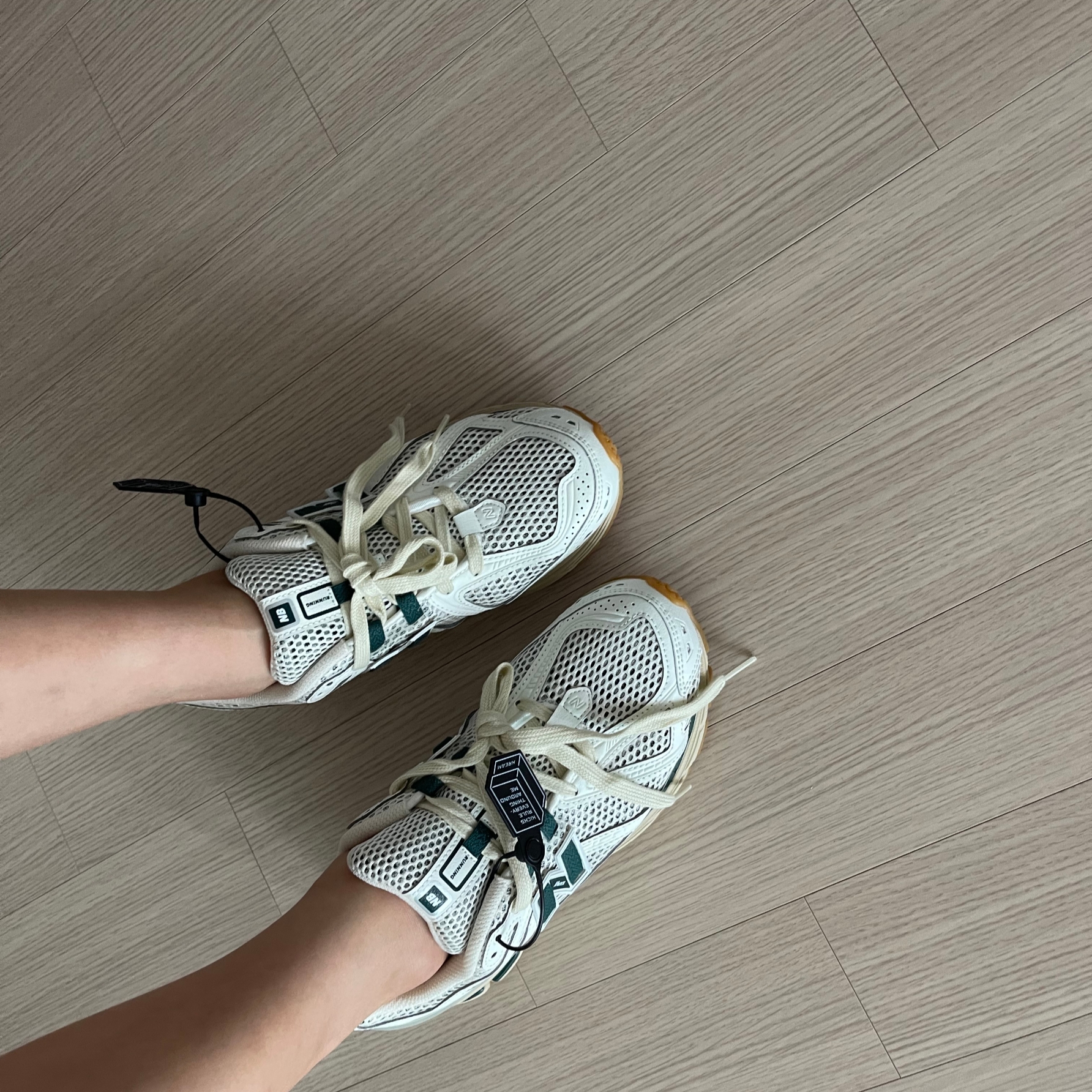 New Balance 1906R Silver Green 착용 스타일